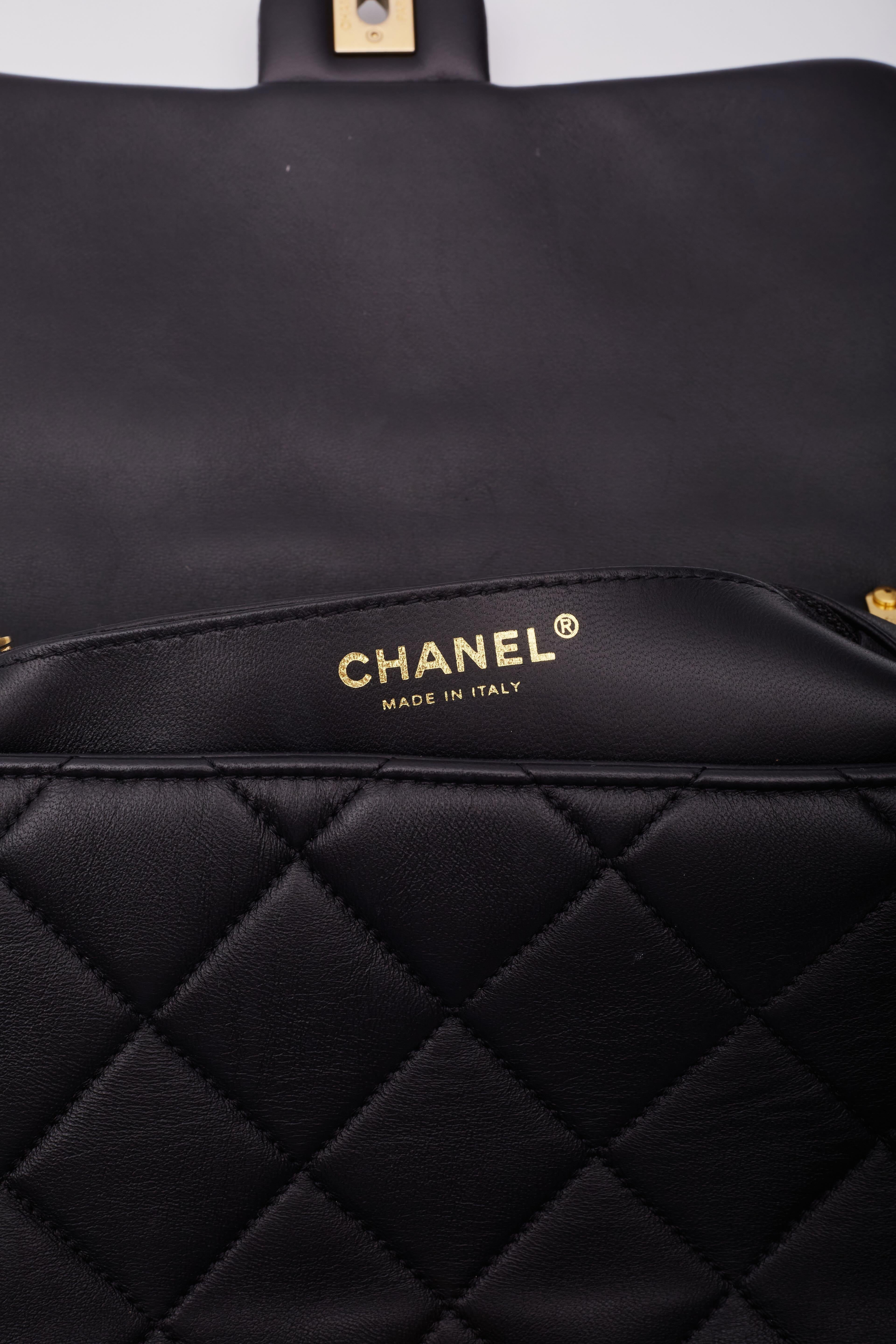 Chanel Negro Piel de cordero acolchada CC Bolso con solapa Funky Town Grande en venta 7
