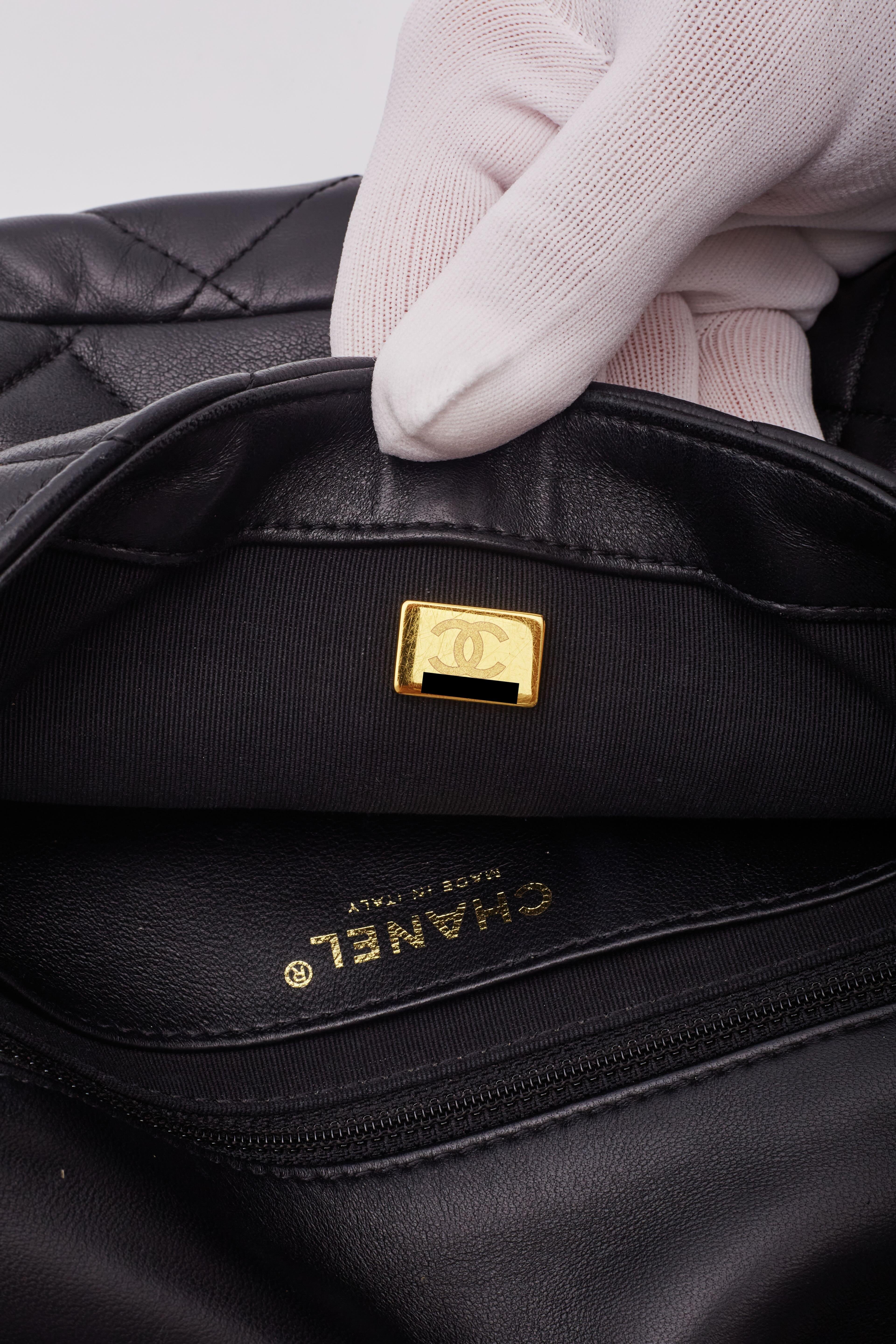 Chanel Negro Piel de cordero acolchada CC Bolso con solapa Funky Town Grande en venta 8