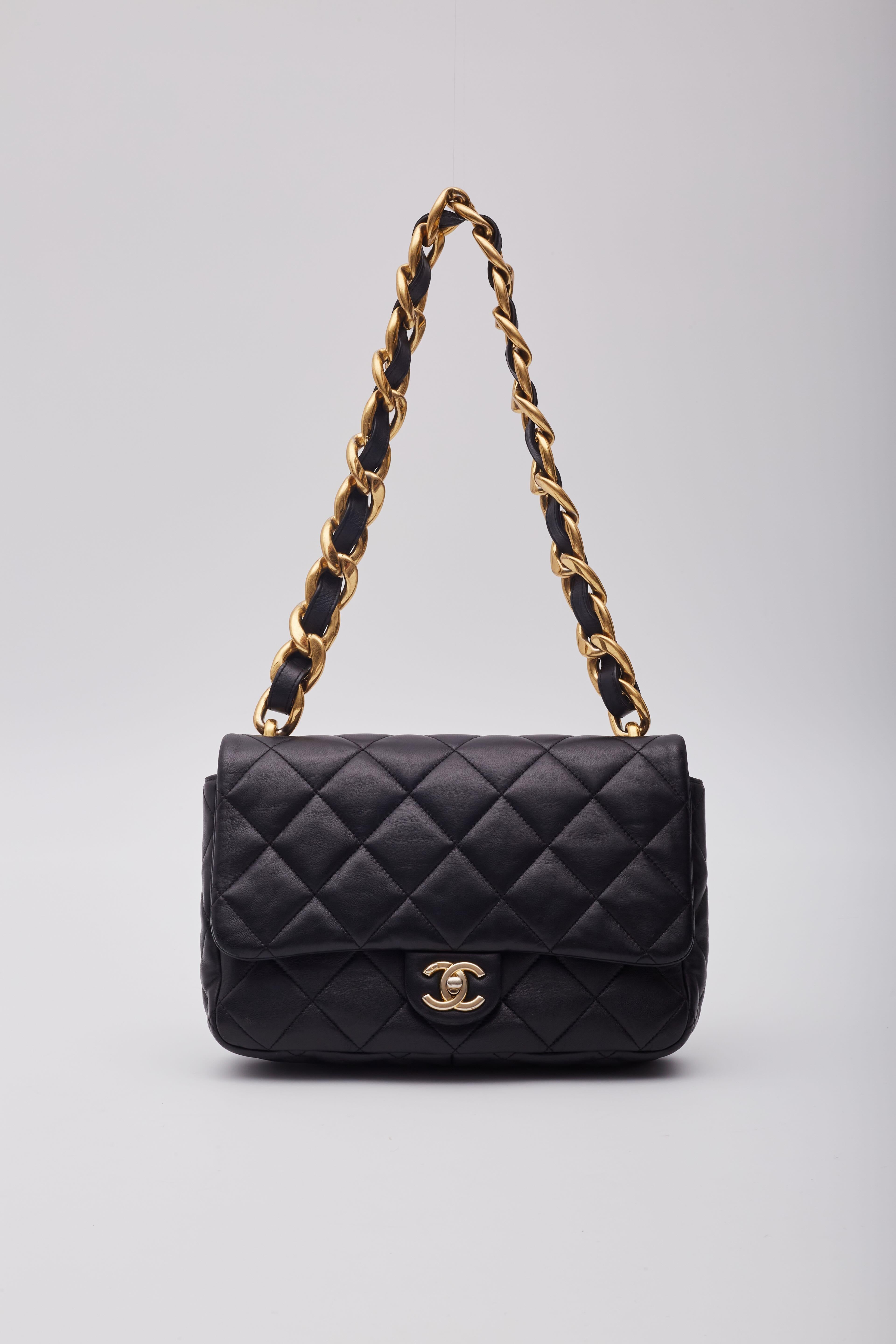 Chanel Negro Piel de cordero acolchada CC Bolso con solapa Funky Town Grande en Excelente estado para la venta en Montreal, Quebec