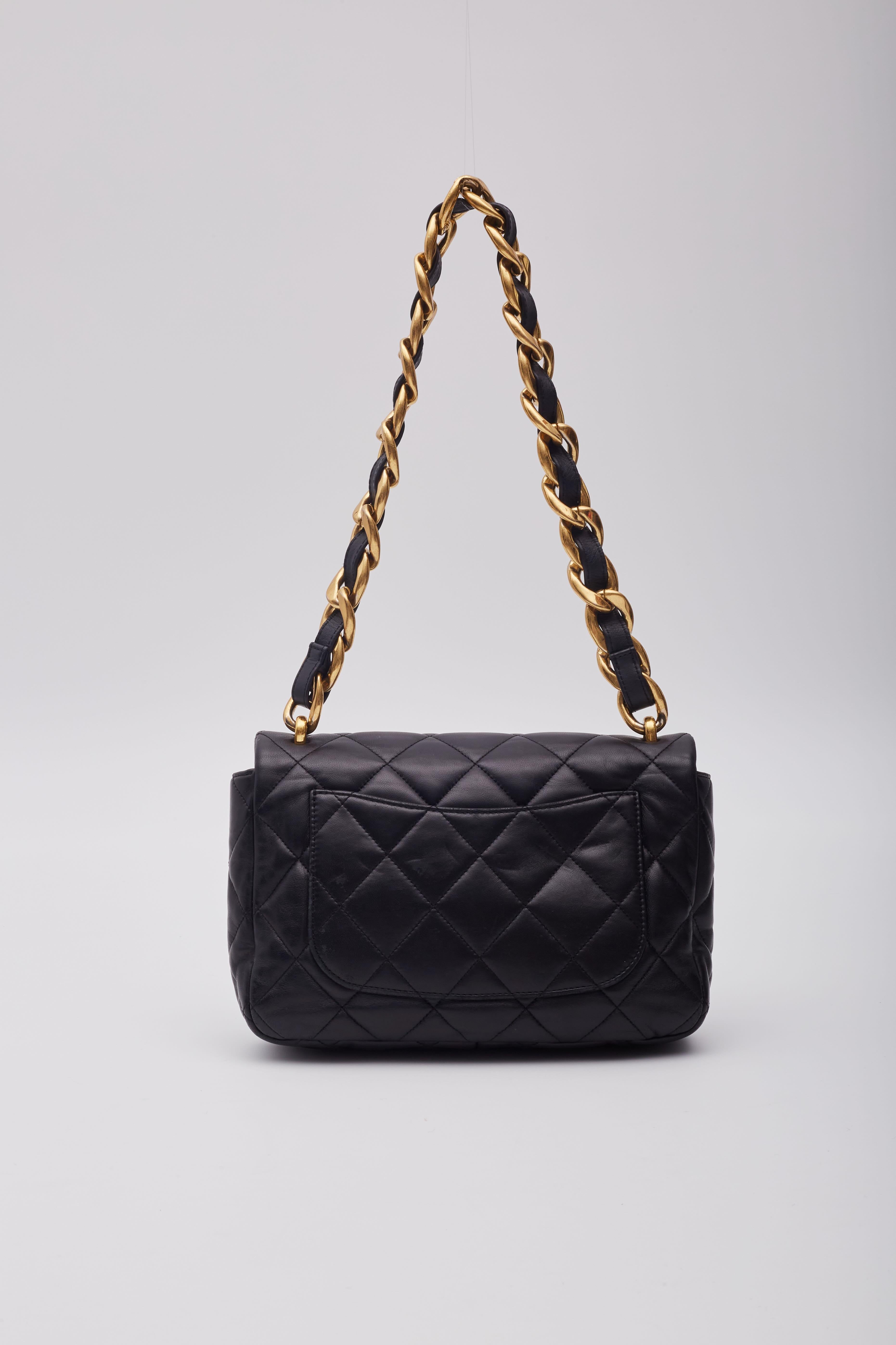 De las mujeres Chanel Negro Piel de cordero acolchada CC Bolso con solapa Funky Town Grande en venta