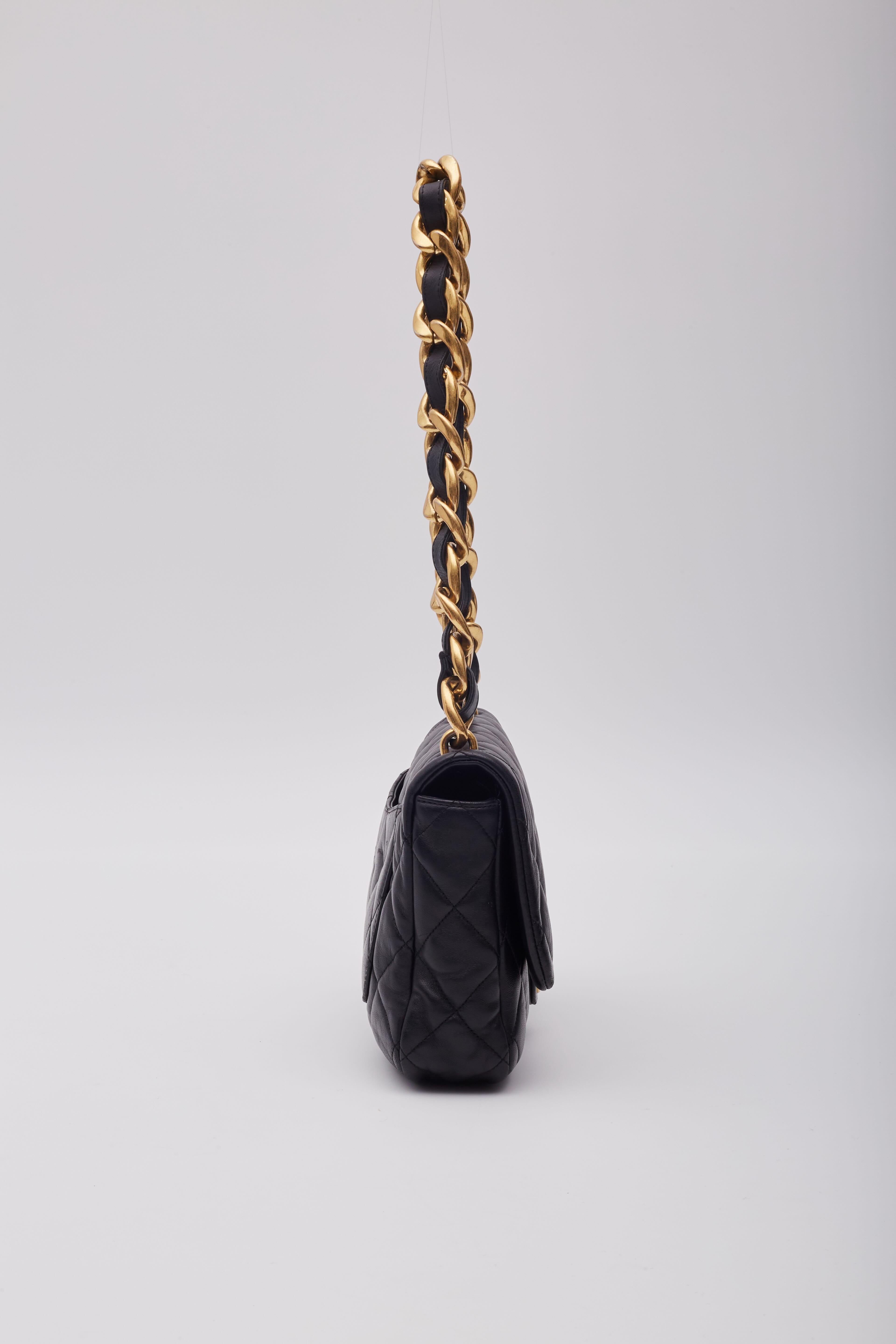 Chanel Negro Piel de cordero acolchada CC Bolso con solapa Funky Town Grande en venta 1