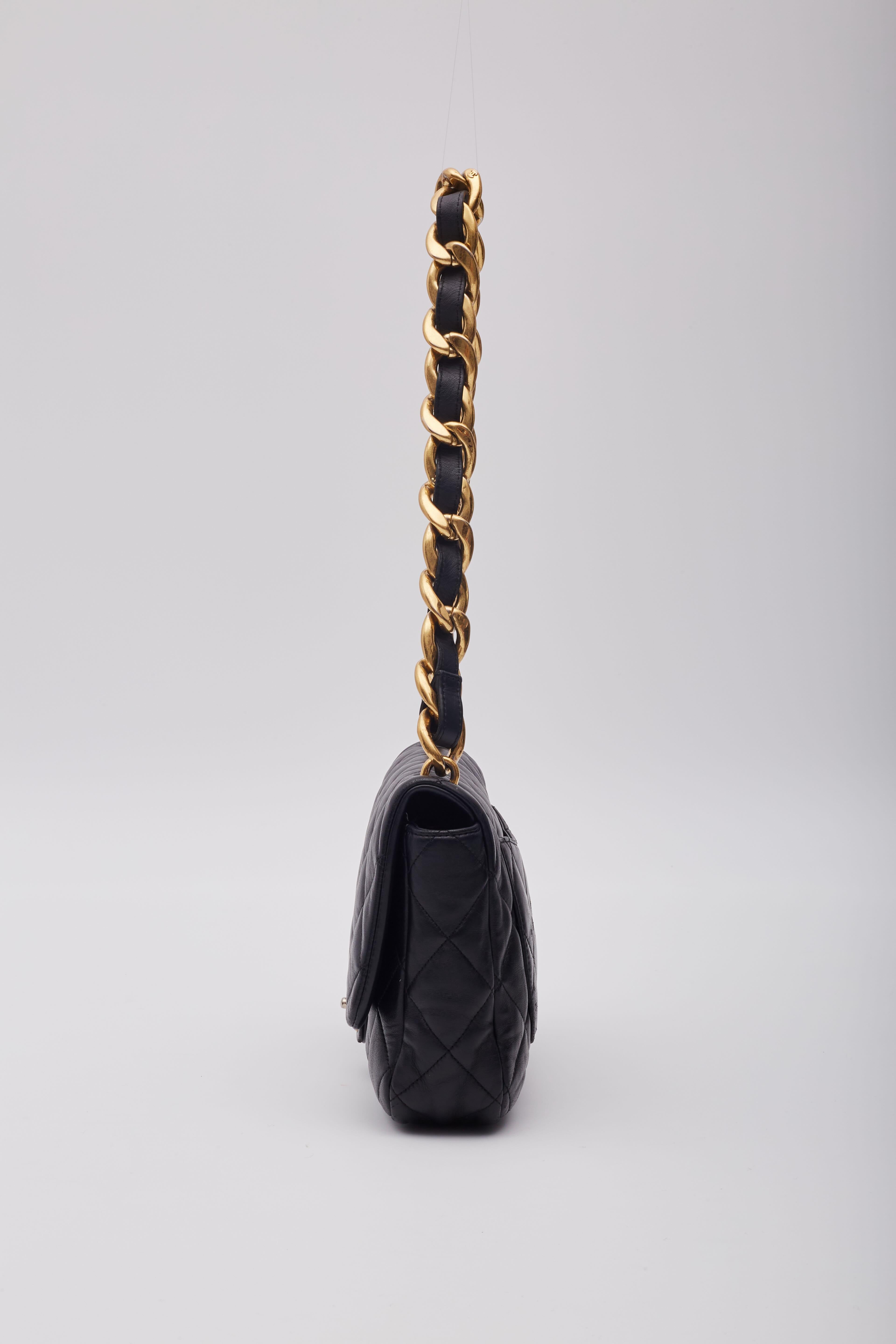 Chanel Negro Piel de cordero acolchada CC Bolso con solapa Funky Town Grande en venta 2