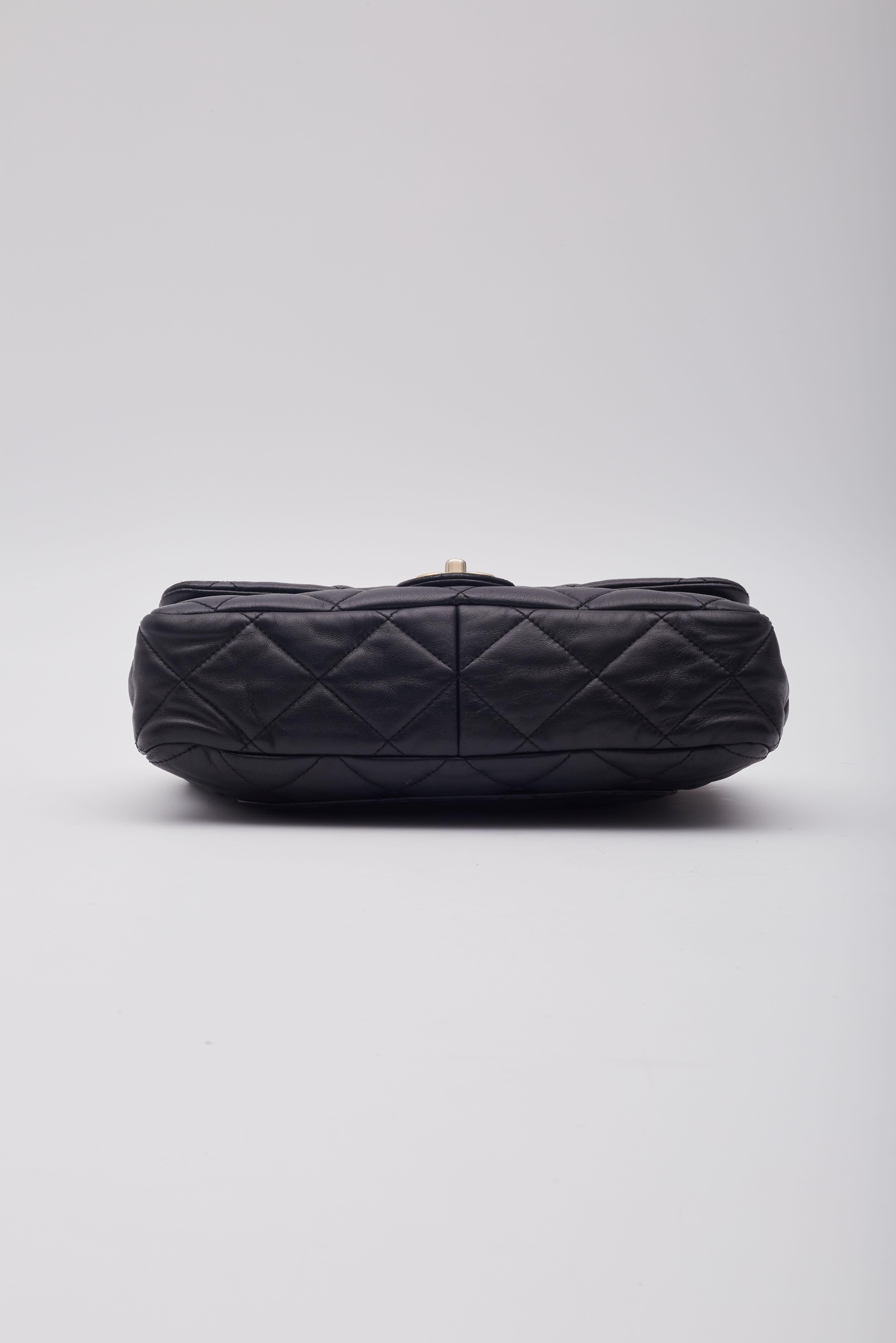 Chanel Negro Piel de cordero acolchada CC Bolso con solapa Funky Town Grande en venta 3