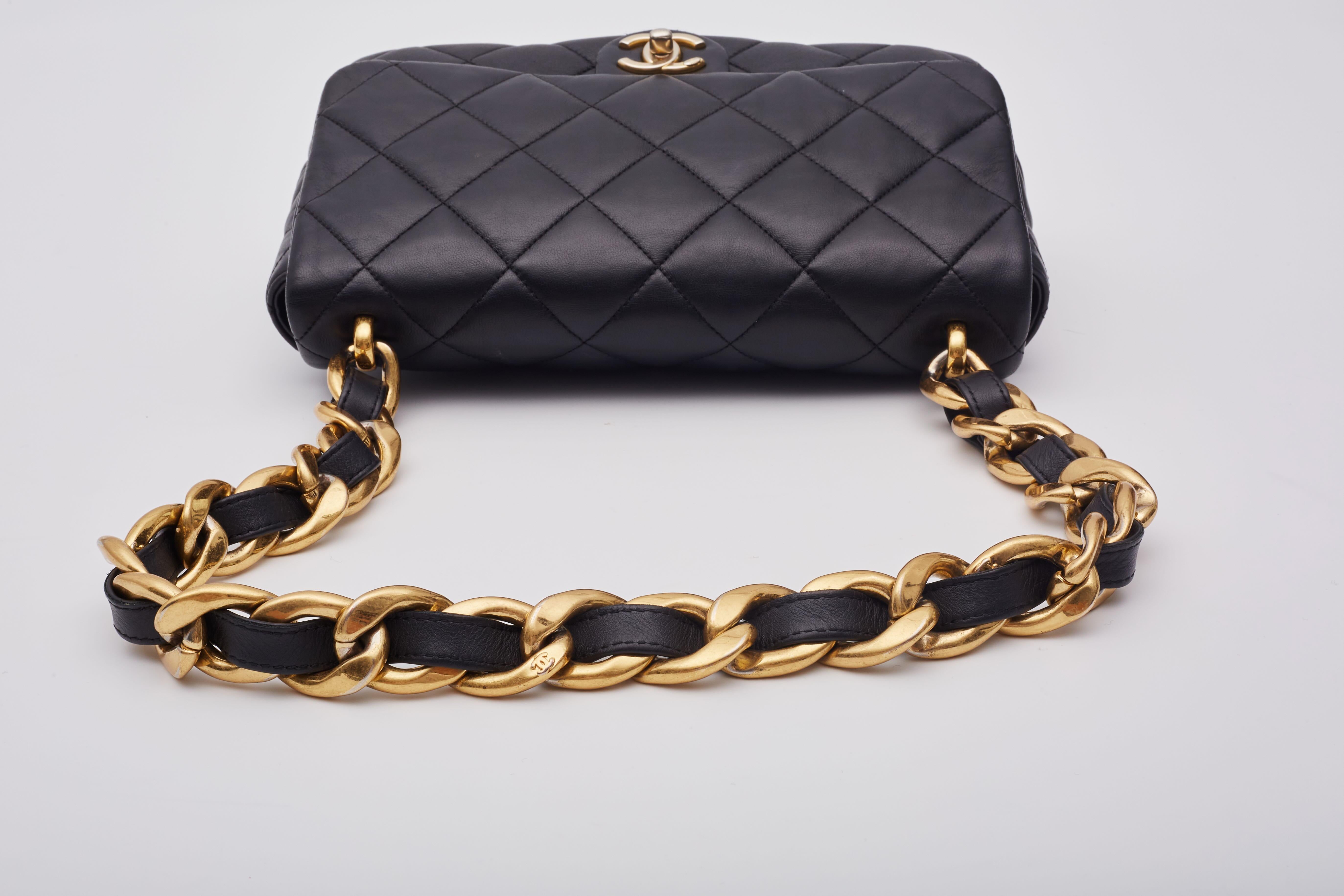 Chanel Negro Piel de cordero acolchada CC Bolso con solapa Funky Town Grande en venta 4