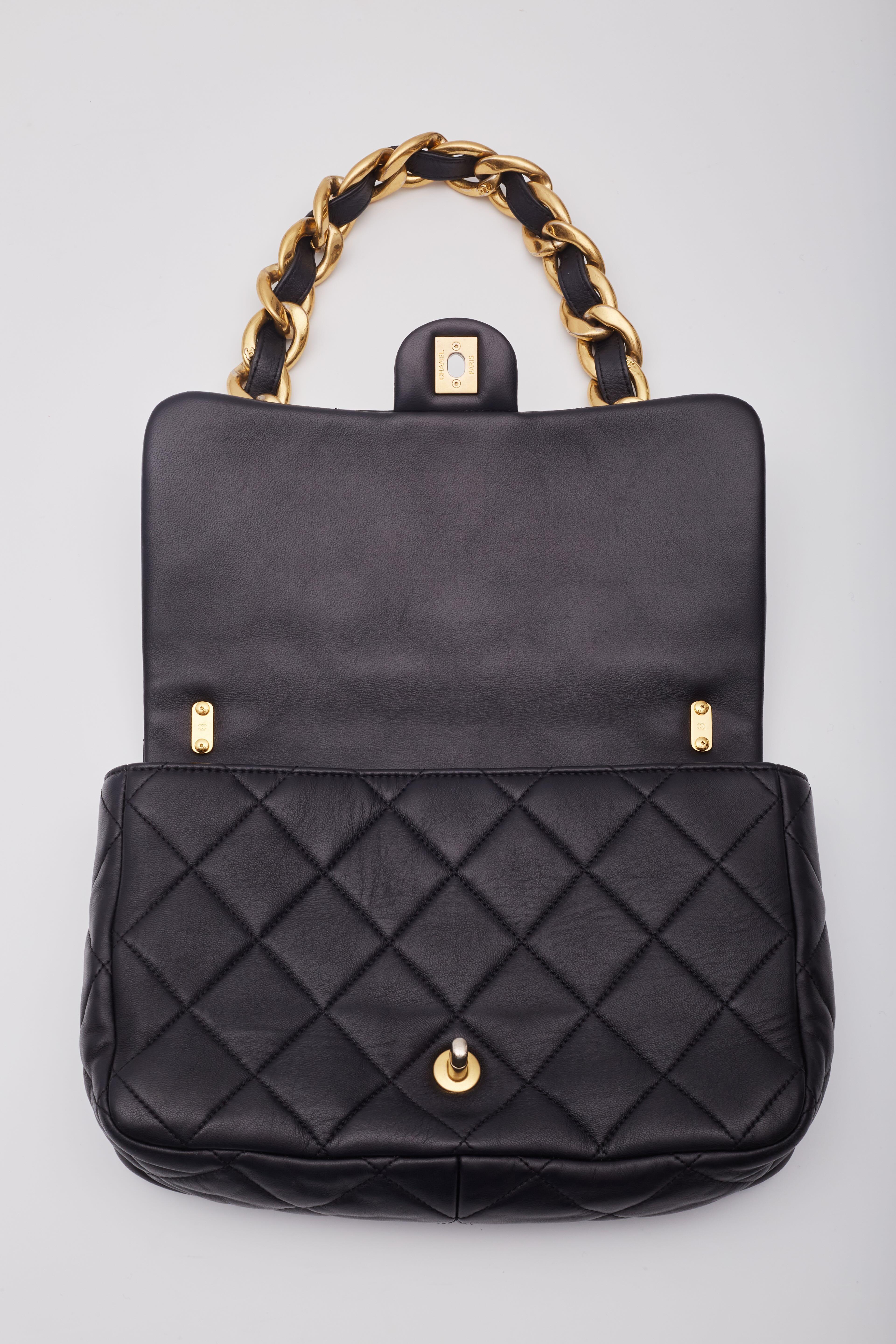 Chanel Negro Piel de cordero acolchada CC Bolso con solapa Funky Town Grande en venta 5