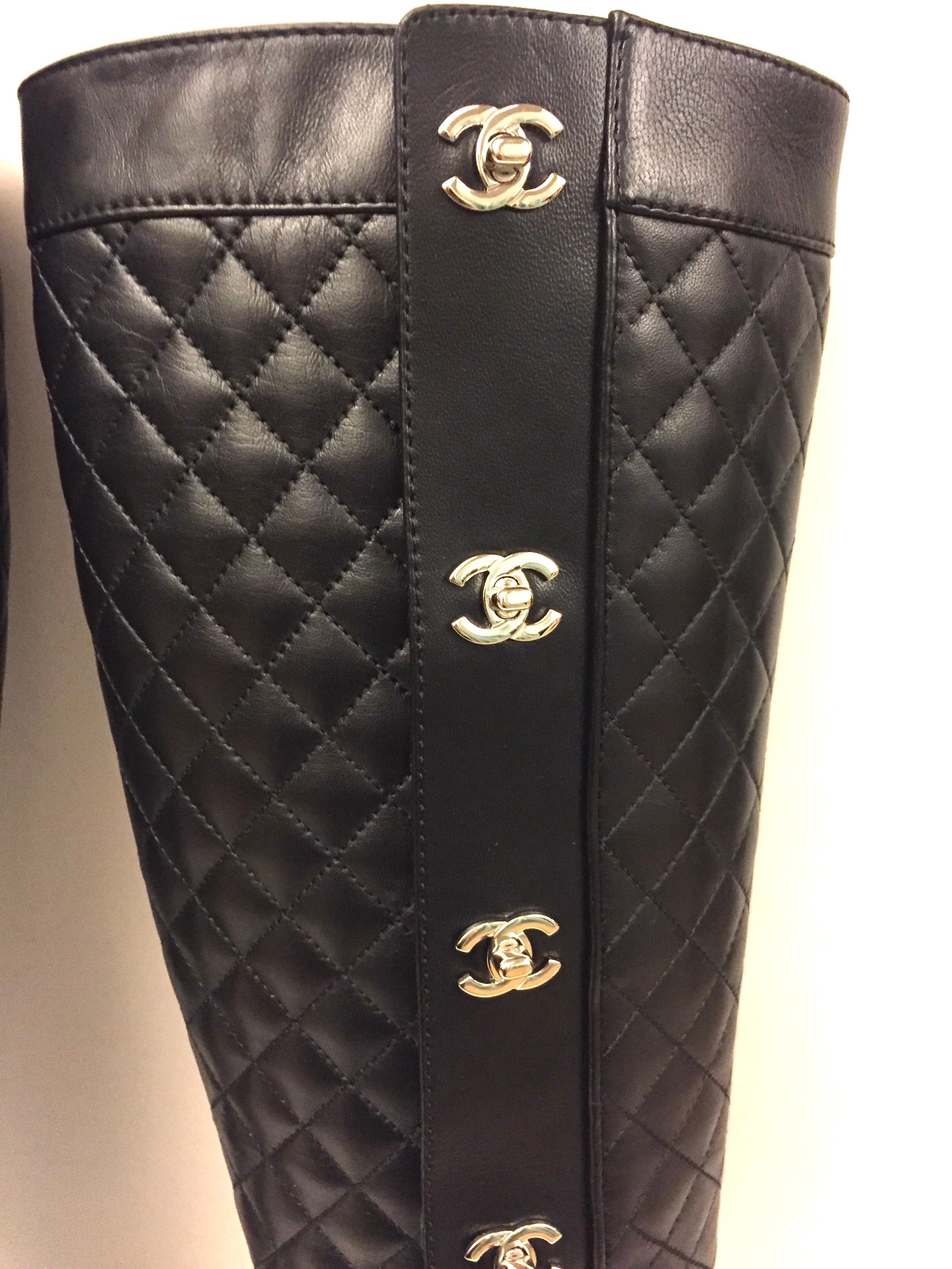 - Chanel black quilted lambskin long boots with silver “CC”. 

- Zip closure on the side. 

- Size: 36.5.

- Height:  43cm height, with 4cm heels. 