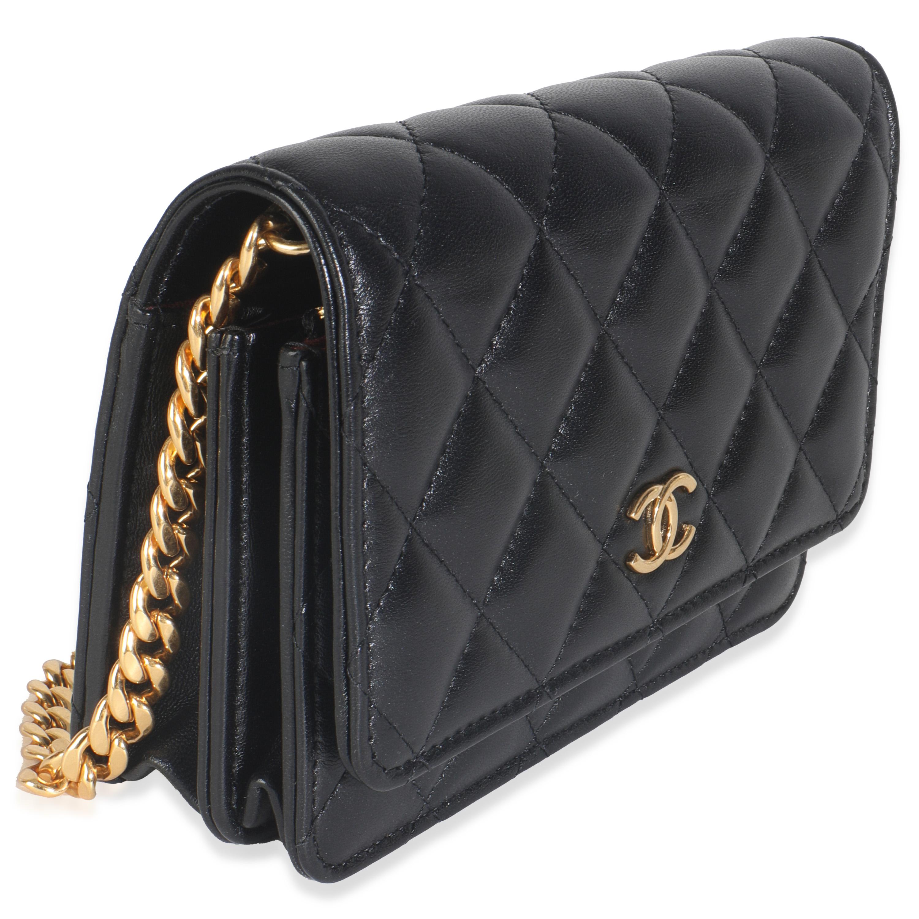 Noir Chanel - Pochette à chaîne en cuir d'agneau matelassé noir avec perles et émail en vente