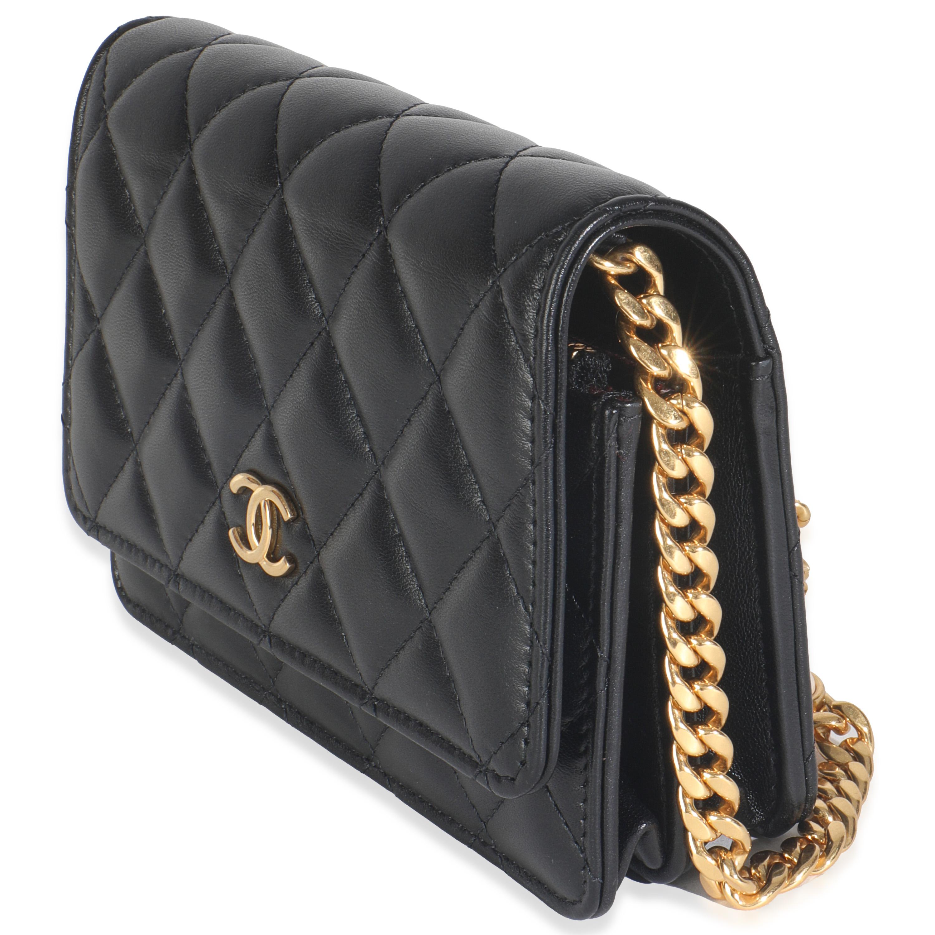 Chanel - Pochette à chaîne en cuir d'agneau matelassé noir avec perles et émail Excellent état - En vente à New York, NY