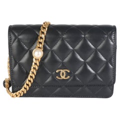 Chanel - Pochette à chaîne en cuir d
agneau matelassé noir avec perles et émail