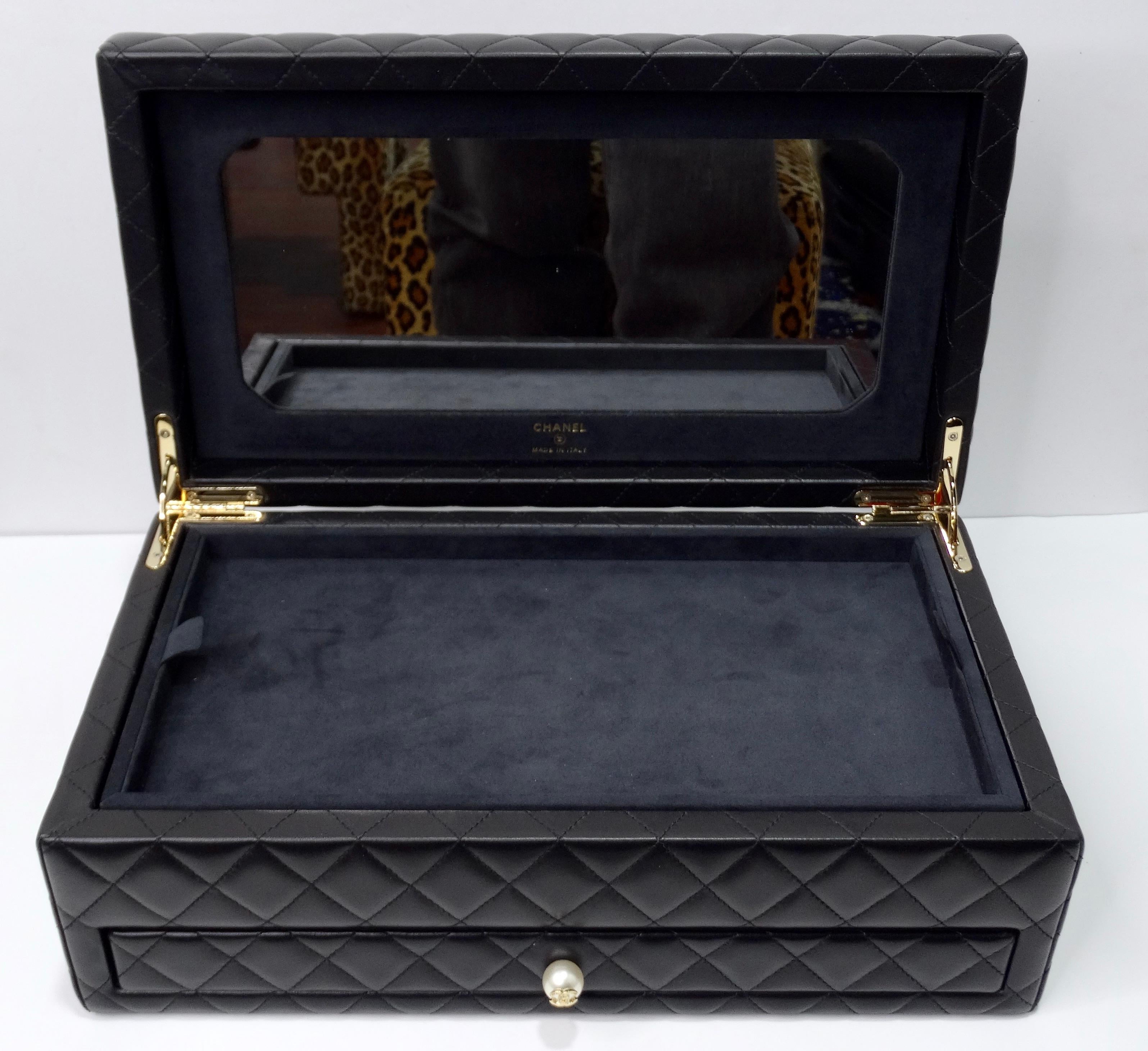Chanel - Boîte à bijoux en agneau matelassé noir avec perles CC en vente 5