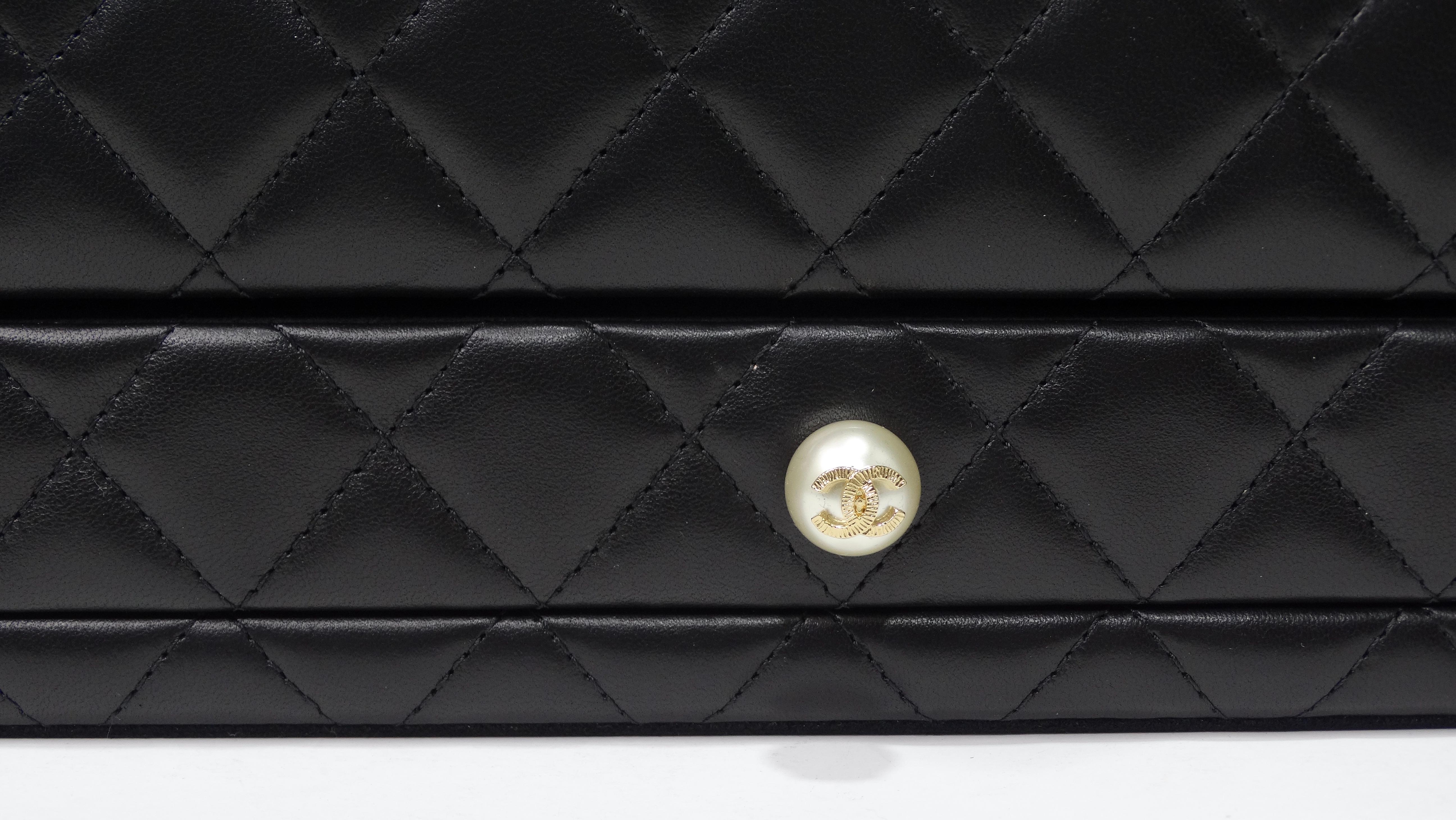 Chanel - Boîte à bijoux en agneau matelassé noir avec perles CC Unisexe en vente