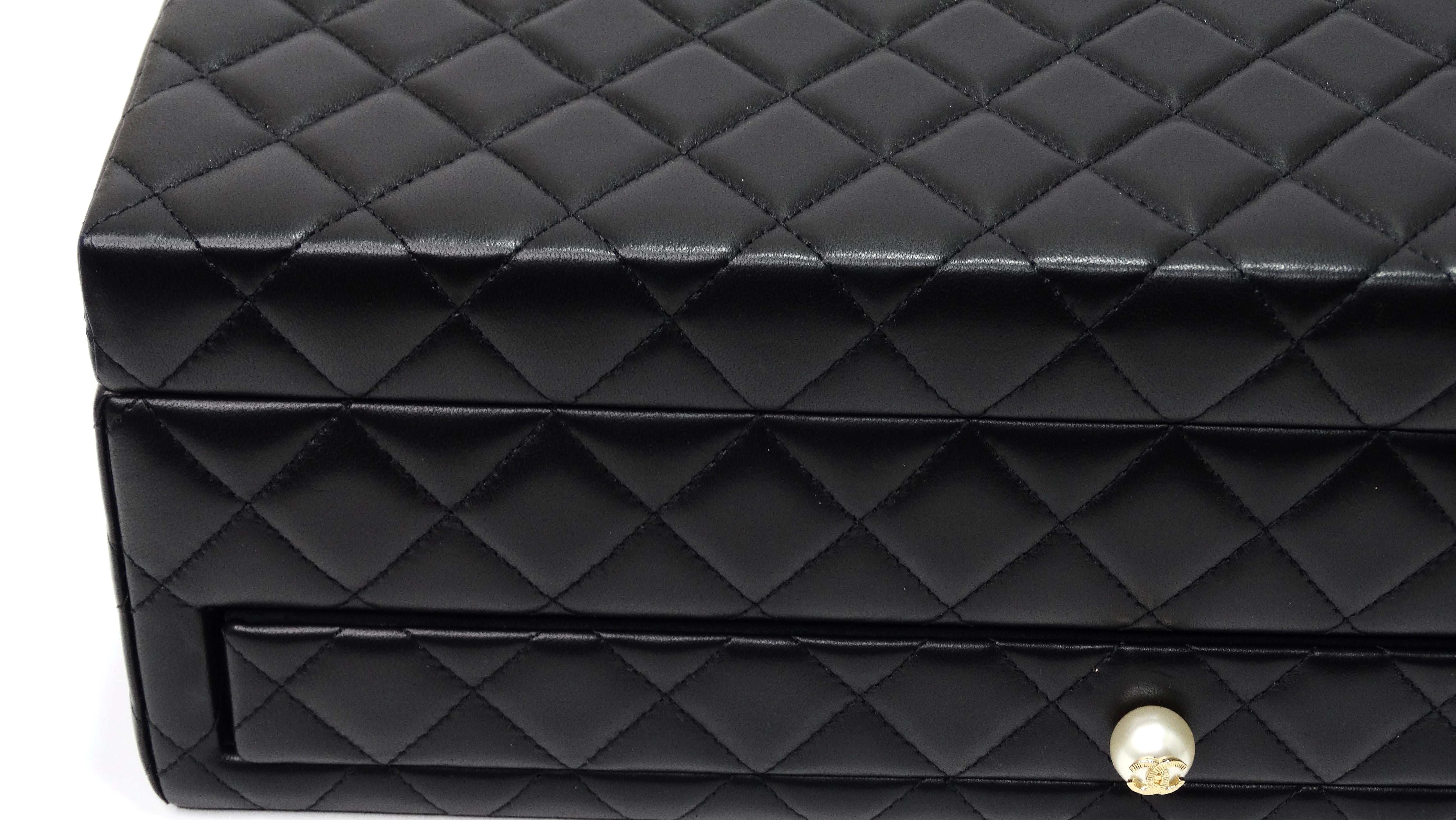 Chanel - Boîte à bijoux en agneau matelassé noir avec perles CC en vente 1