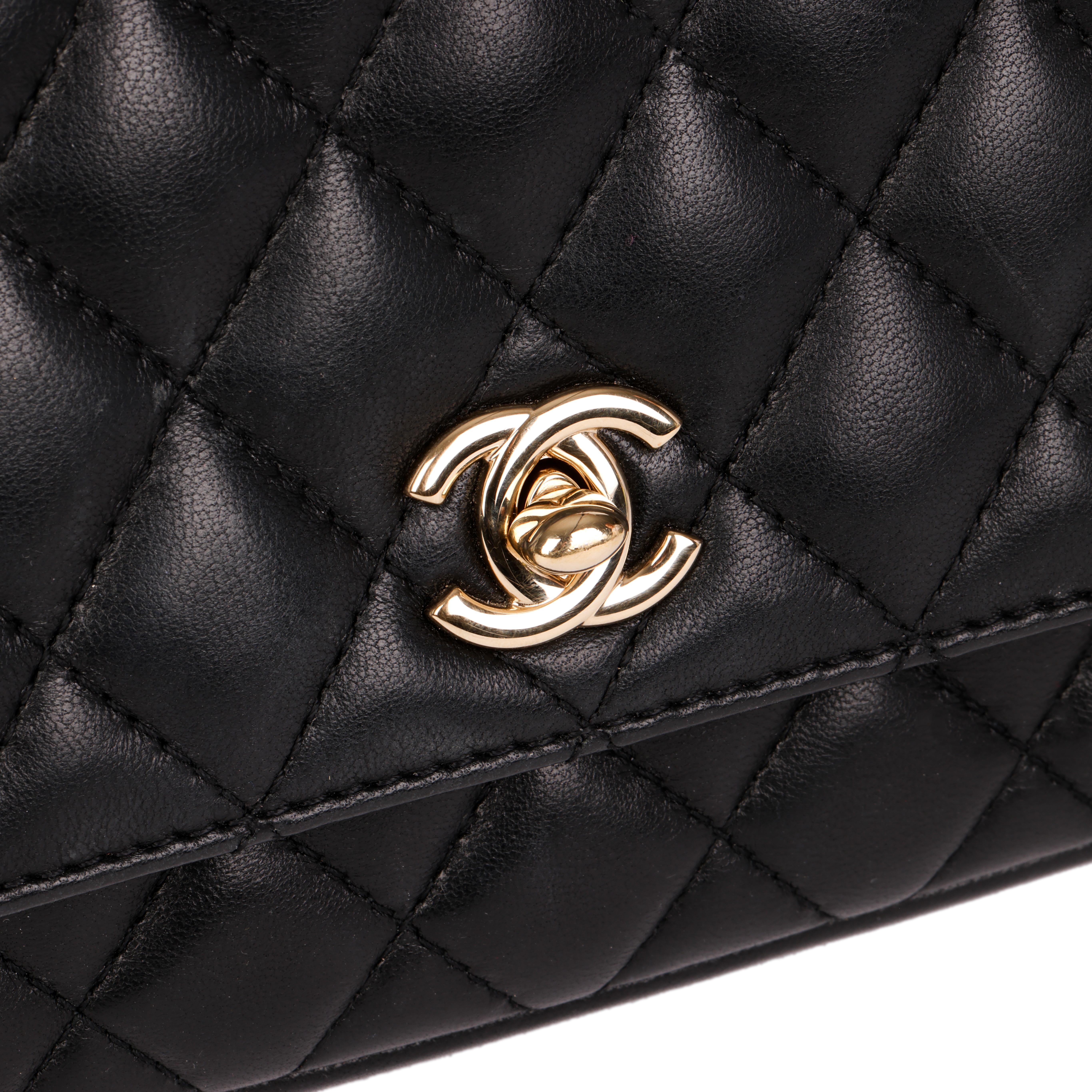 CHANEL
Black Quilted Lambskin Classic Twin Flap Bag Side Pack

Xupes Referenz: HB4012
Seriennummer: 27507521
Alter (ca.): 2019
Begleitet von: Chanel Staubbeutel:: Authentizität Karte
Authentizität Details: Echtheitskarte:: Serienaufkleber (Made in