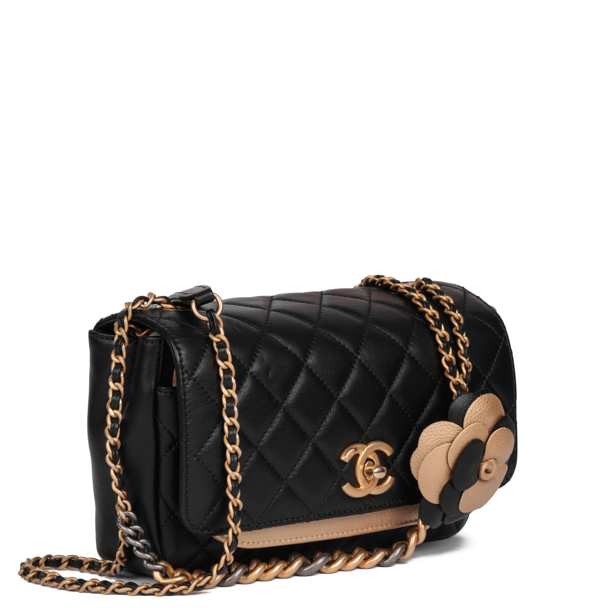 CHANEL
Minibolso con solapa de piel de cordero acolchada negra y piel de cordero metalizada dorada con monedero de perlas

Referencia Xupes: HB5185
Número de serie: 24411253
Edad (Circa): 2017
Acompañado de: Bolsa de Chanel, tarjeta de autenticidad,