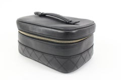 Chanel - Vanity-case horizontal en cuir d'agneau matelassé noir 20ck324