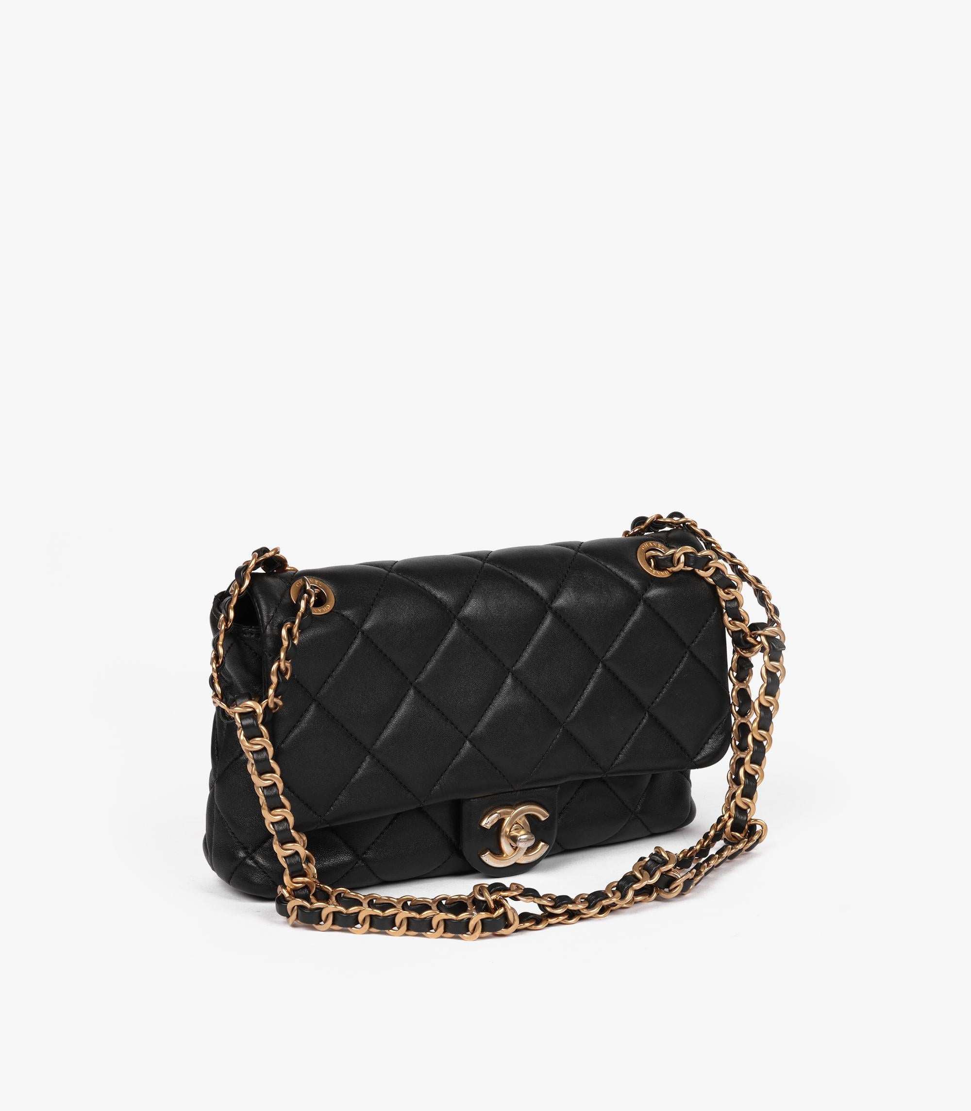 Chanel Schwarz gesteppt Lammfell verflochtene kleine klassische einzelne Klappe Tasche

Details zum Produkt
Xupes Ref: HB5854
Marke: Chanel
Modell: Kleine klassische Tasche mit einer Klappe
Typ: Schultern
Seriennummer: PL5XT1CJ
Alter: 2022
UVP: