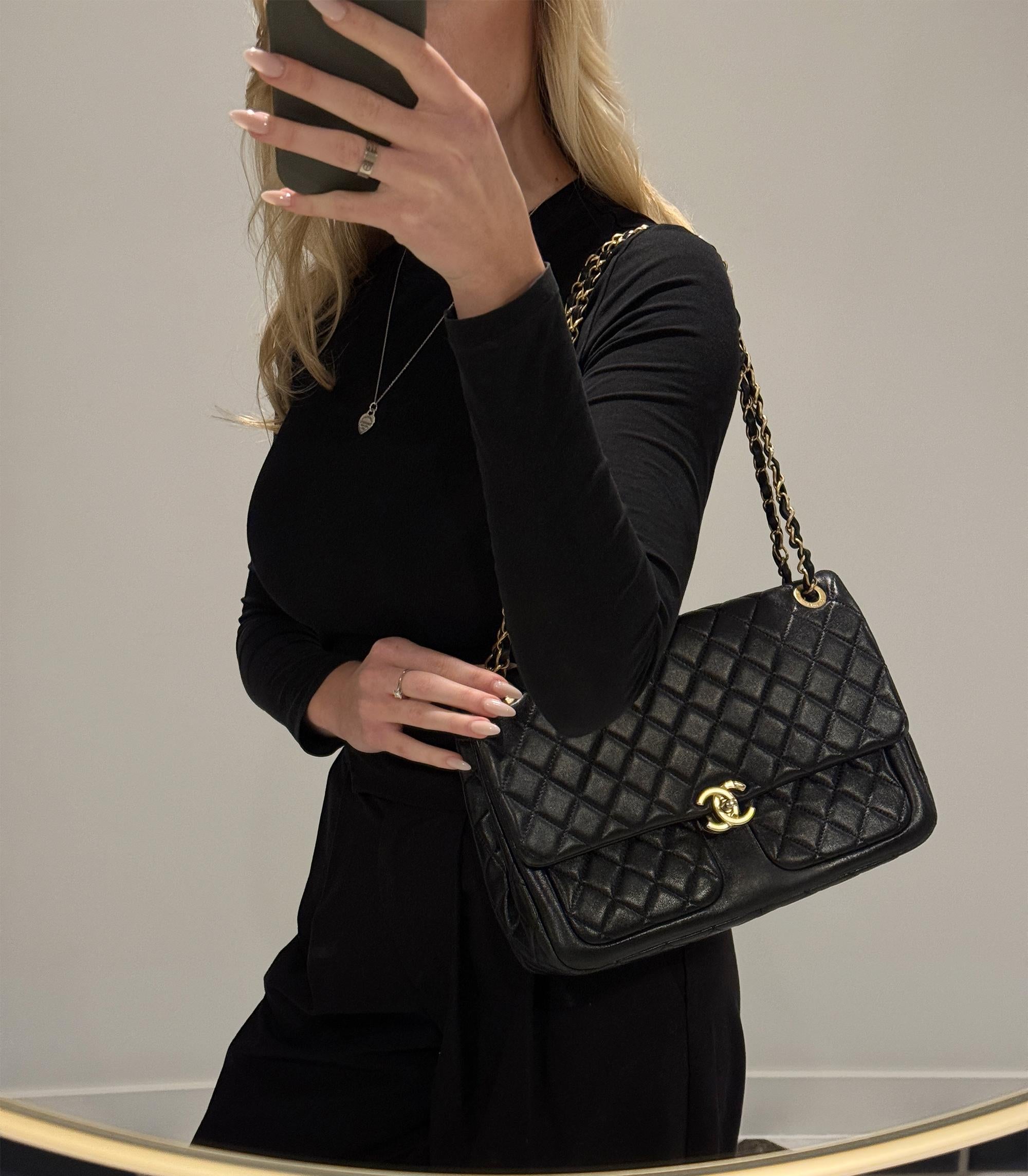 Chanel Schwarzes gestepptes Lammleder Jumbo Classic Single Flap Tasche

Details zum Produkt
Xupes Ref: CB1533
Marke: Chanel
Modell: Jumbo Classic Tasche mit einer Klappe
Typ: Schulter, Umhängetasche
Seriennummer: TT3C56KJ
Alter: 2024
Begleitet von: