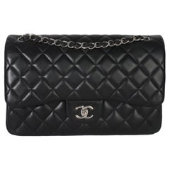 Chanel Bolso Acolchado Negro Piel de Cordero Jumbo Doble Solapa