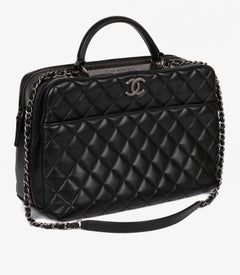 Chanel Schwarze große trendige CC Bowlingtasche aus gestepptem Lammfell