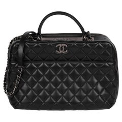 Chanel Schwarze große trendige CC Bowlingtasche aus gestepptem Lammfell