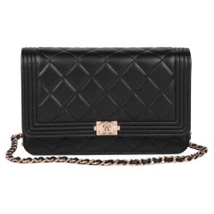 CHANEL Schwarzes gestepptes Lammfell Le Boy Brieftasche an Kette WOC