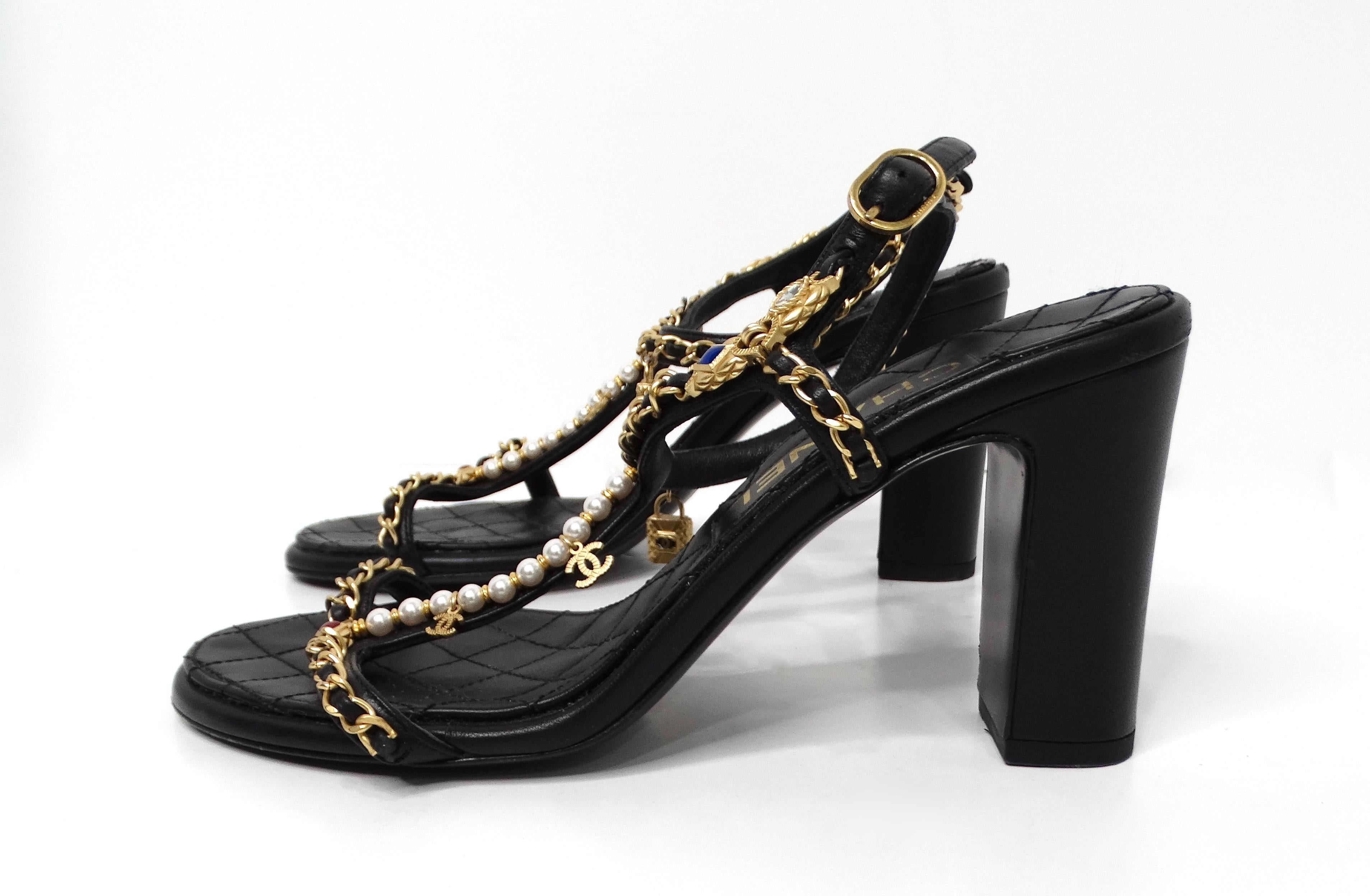 Noir Chanel - Sandales à breloques en cuir d'agneau matelassé noir avec chaînes 2022 en vente