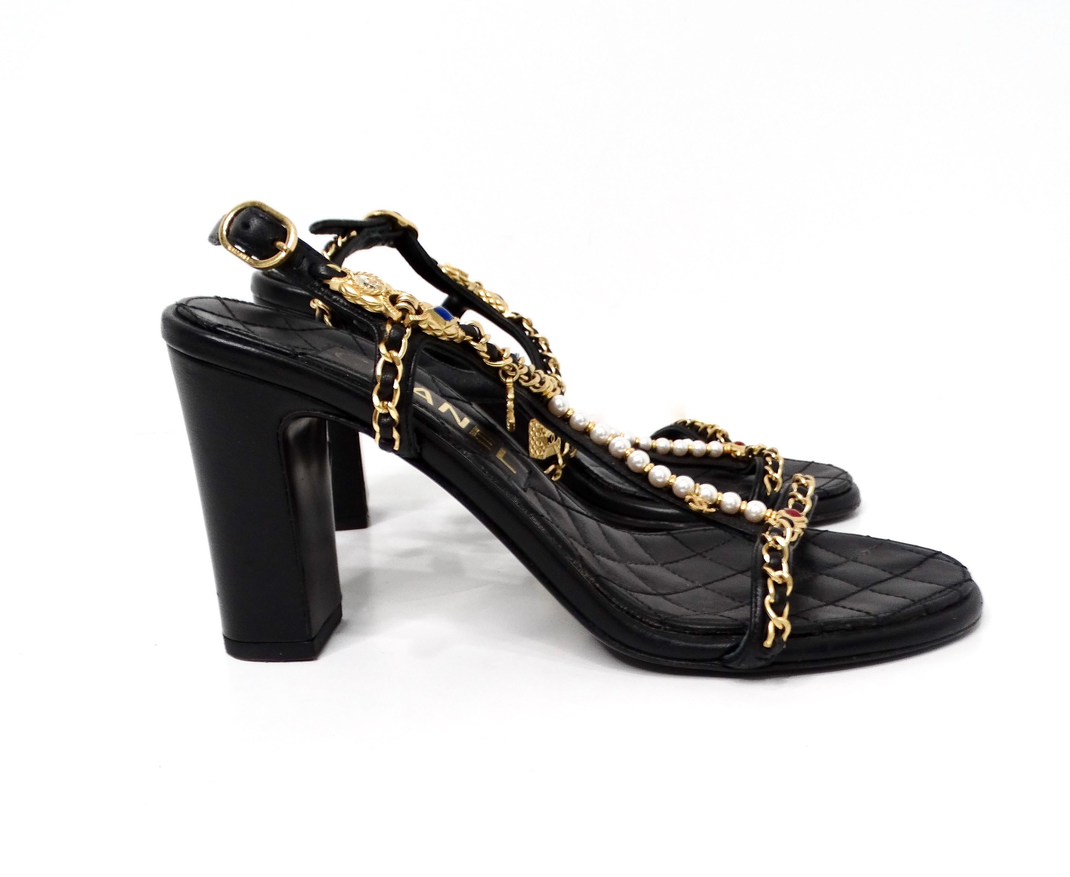 Chanel - Sandales à breloques en cuir d'agneau matelassé noir avec chaînes 2022 Bon état - En vente à Scottsdale, AZ
