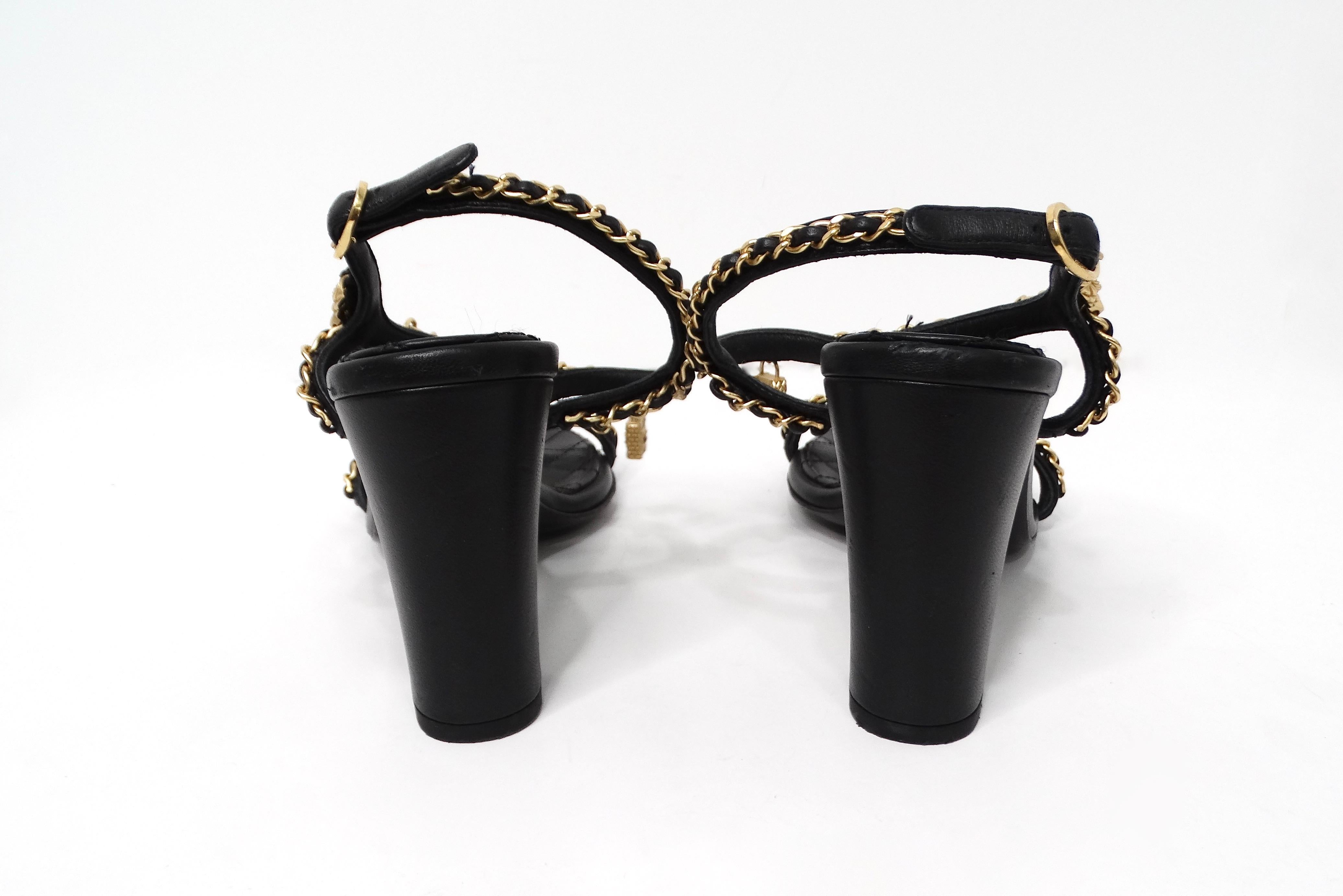 Chanel - Sandales à breloques en cuir d'agneau matelassé noir avec chaînes 2022 Pour femmes en vente