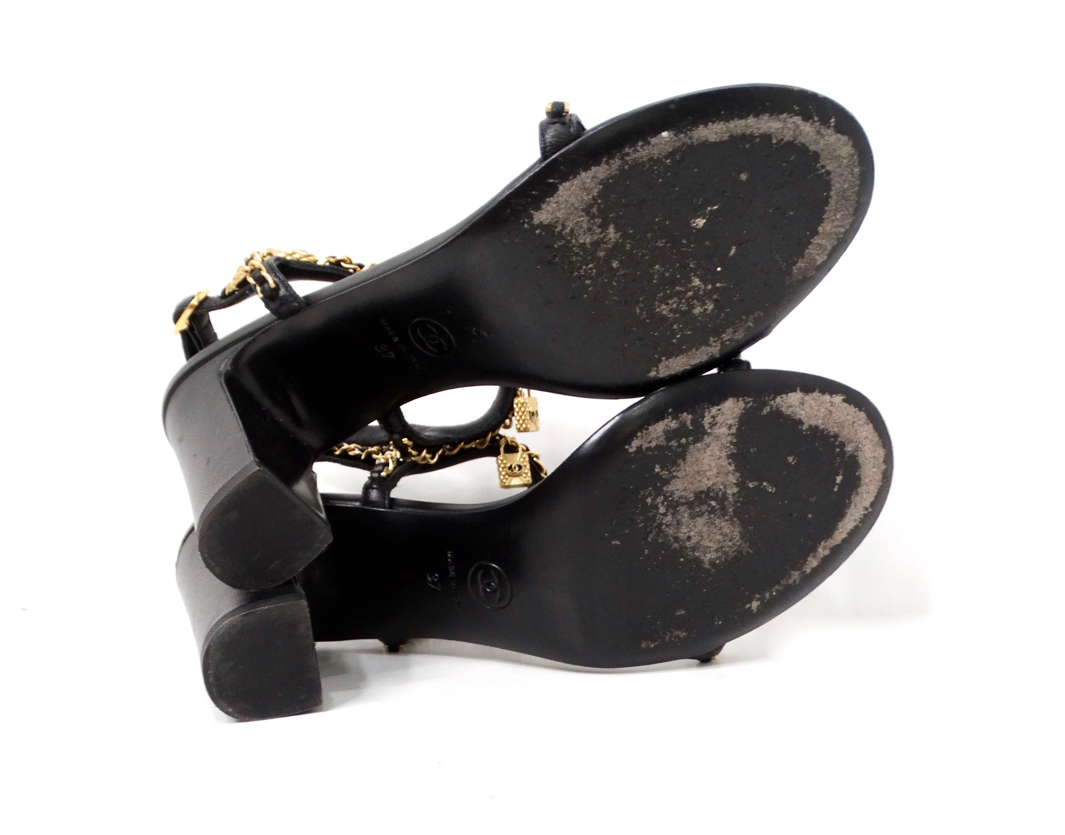 Chanel - Sandales à breloques en cuir d'agneau matelassé noir avec chaînes 2022 en vente 1