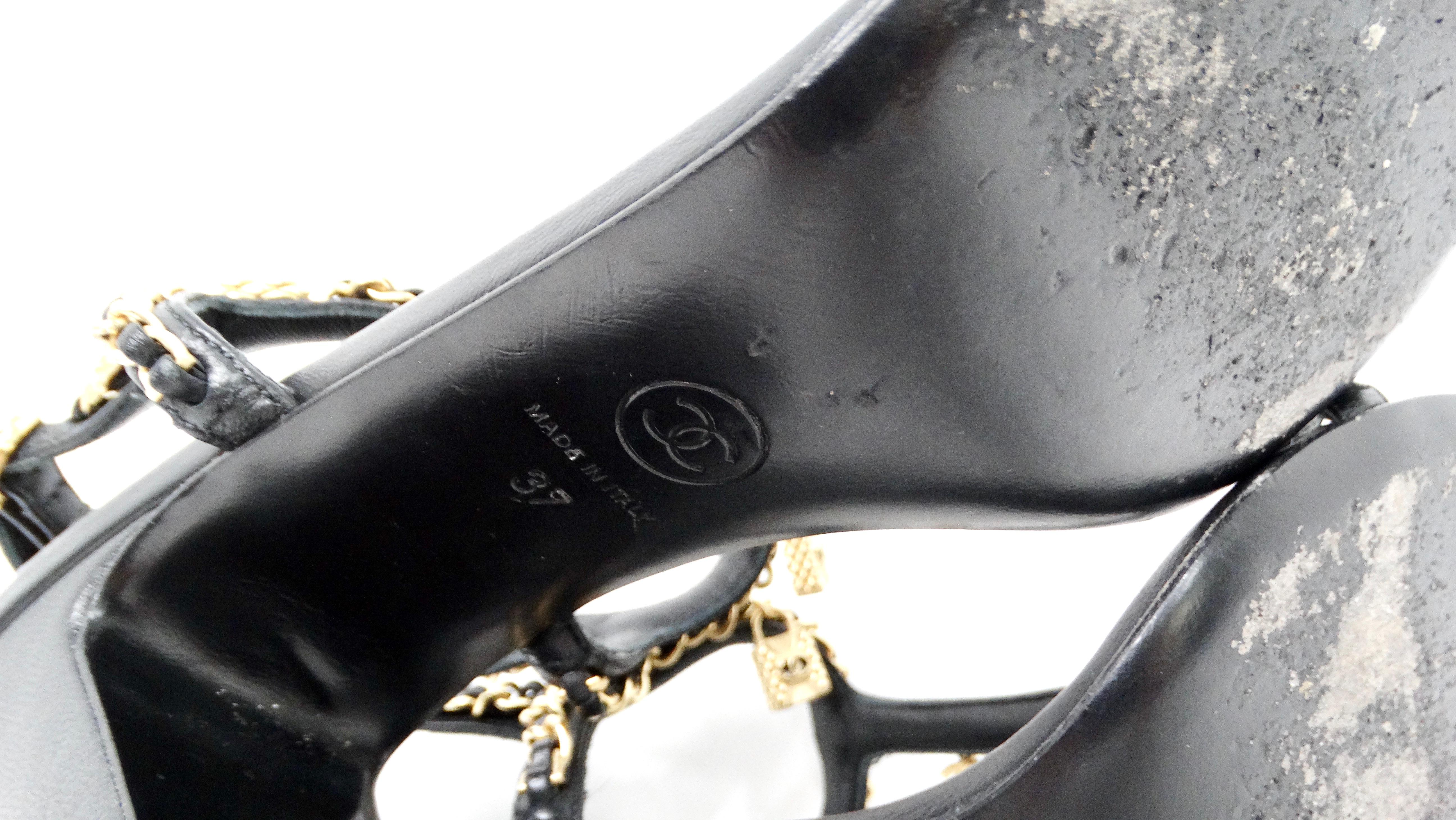 Chanel - Sandales à breloques en cuir d'agneau matelassé noir avec chaînes 2022 en vente 2