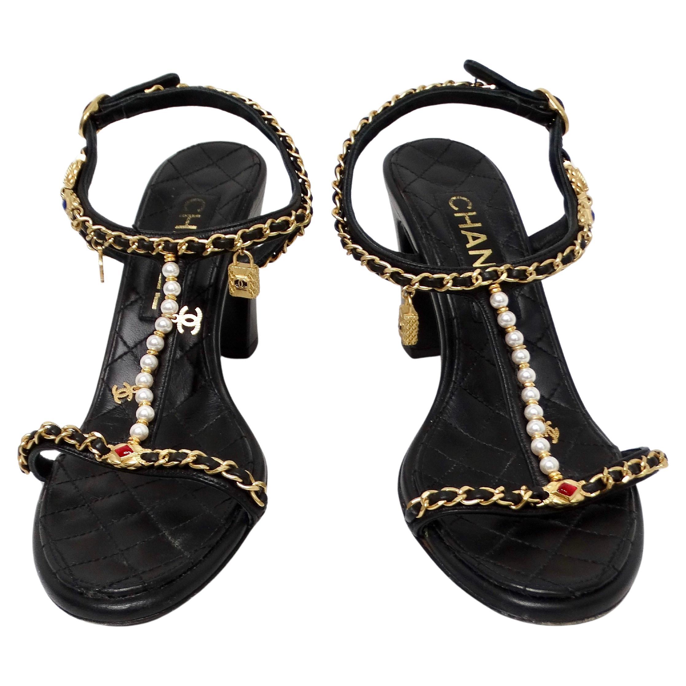 Chanel - Sandales à breloques en cuir d'agneau matelassé noir avec chaînes 2022 en vente
