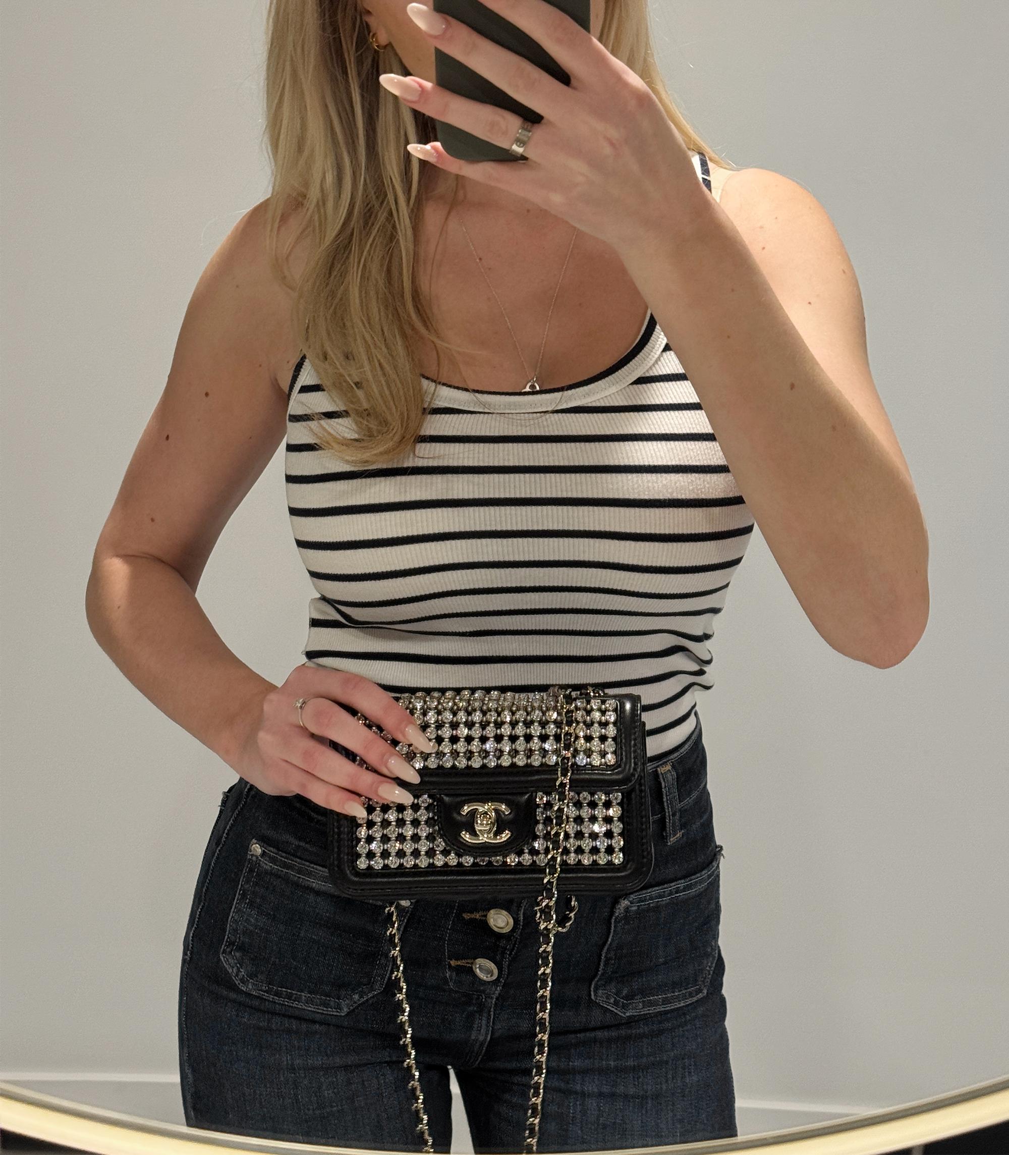 Chanel - Mini sac rectangulaire à rabat en cuir d'agneau matelassé noir, cristaux et perles, avec pochette

Détails du produit
Xupes Ref : CB1542
Marque : Chanel
Modèle : Mini sac à rabat rectangulaire
Type : Shoulder, Crossbody
Numéro de série :