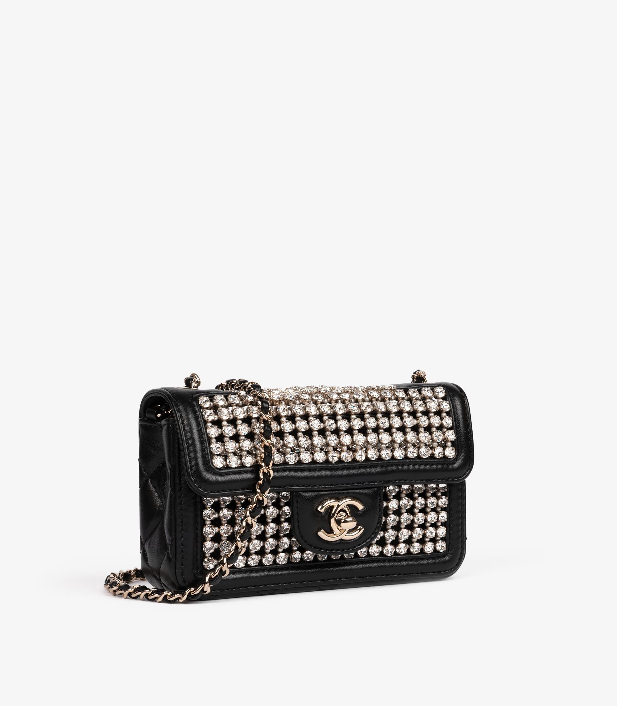 Noir Chanel - Mini sac à rabat rectangulaire en cuir d'agneau matelassé noir, cristaux et perles en vente