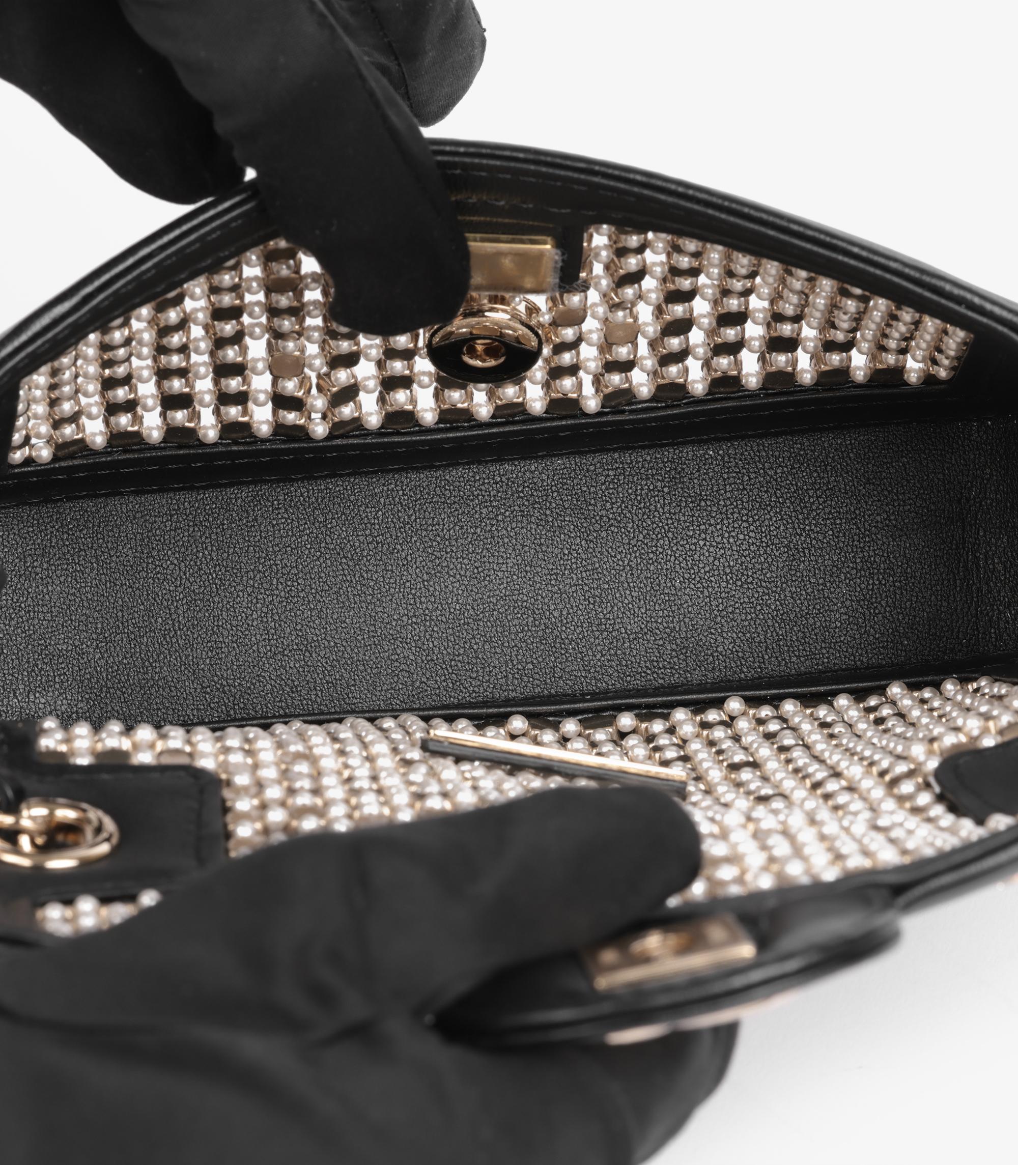 Chanel - Mini sac à rabat rectangulaire en cuir d'agneau matelassé noir, cristaux et perles en vente 3