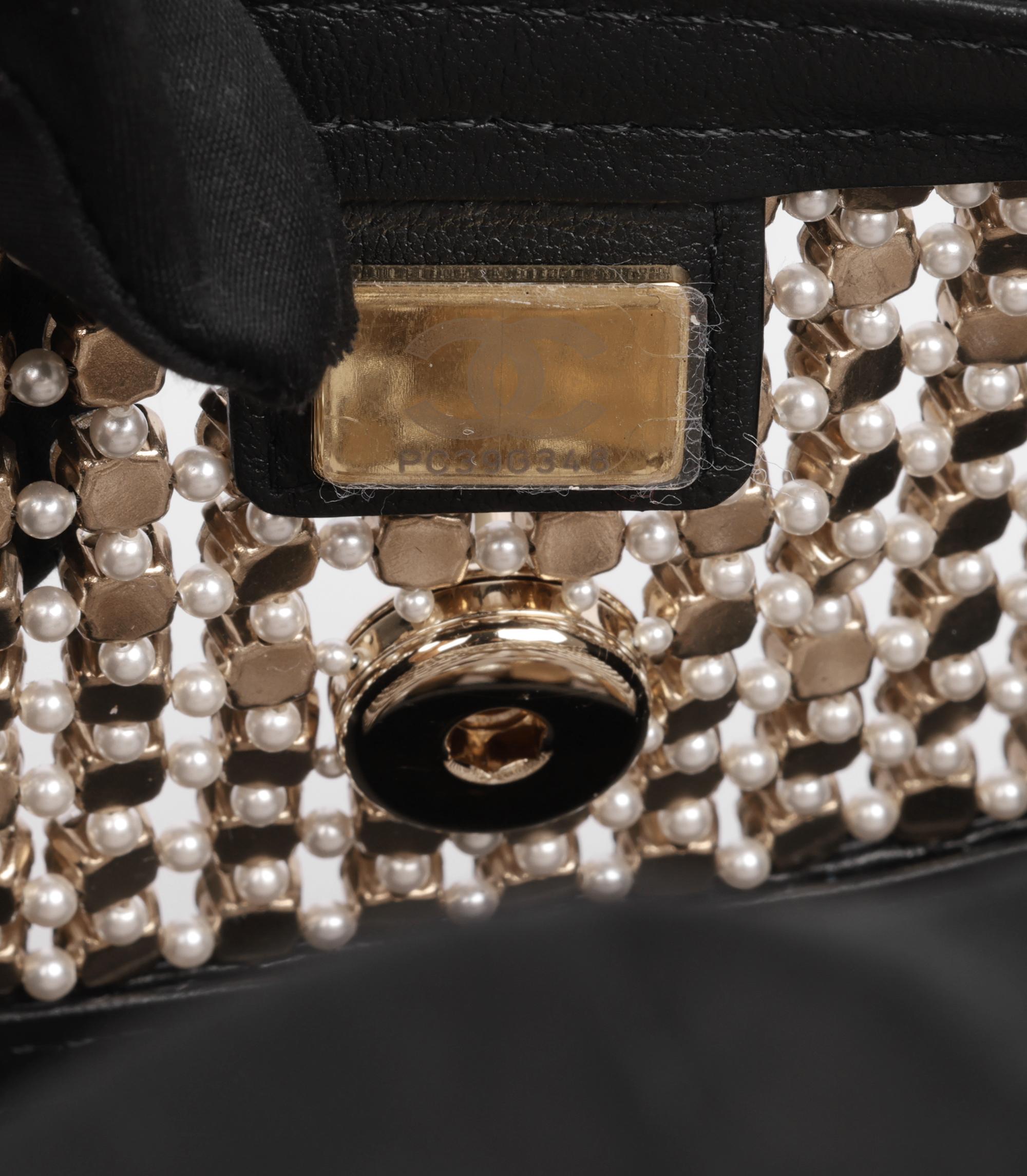 Chanel - Mini sac à rabat rectangulaire en cuir d'agneau matelassé noir, cristaux et perles en vente 4