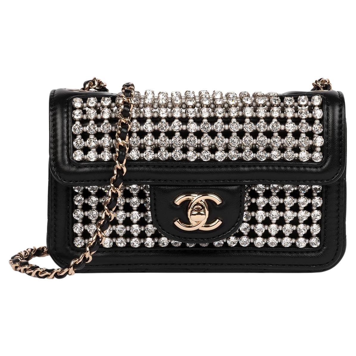Chanel - Mini sac à rabat rectangulaire en cuir d'agneau matelassé noir, cristaux et perles en vente