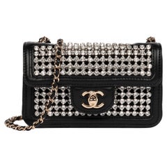 Chanel - Mini sac à rabat rectangulaire en cuir d'agneau matelassé noir, cristaux et perles