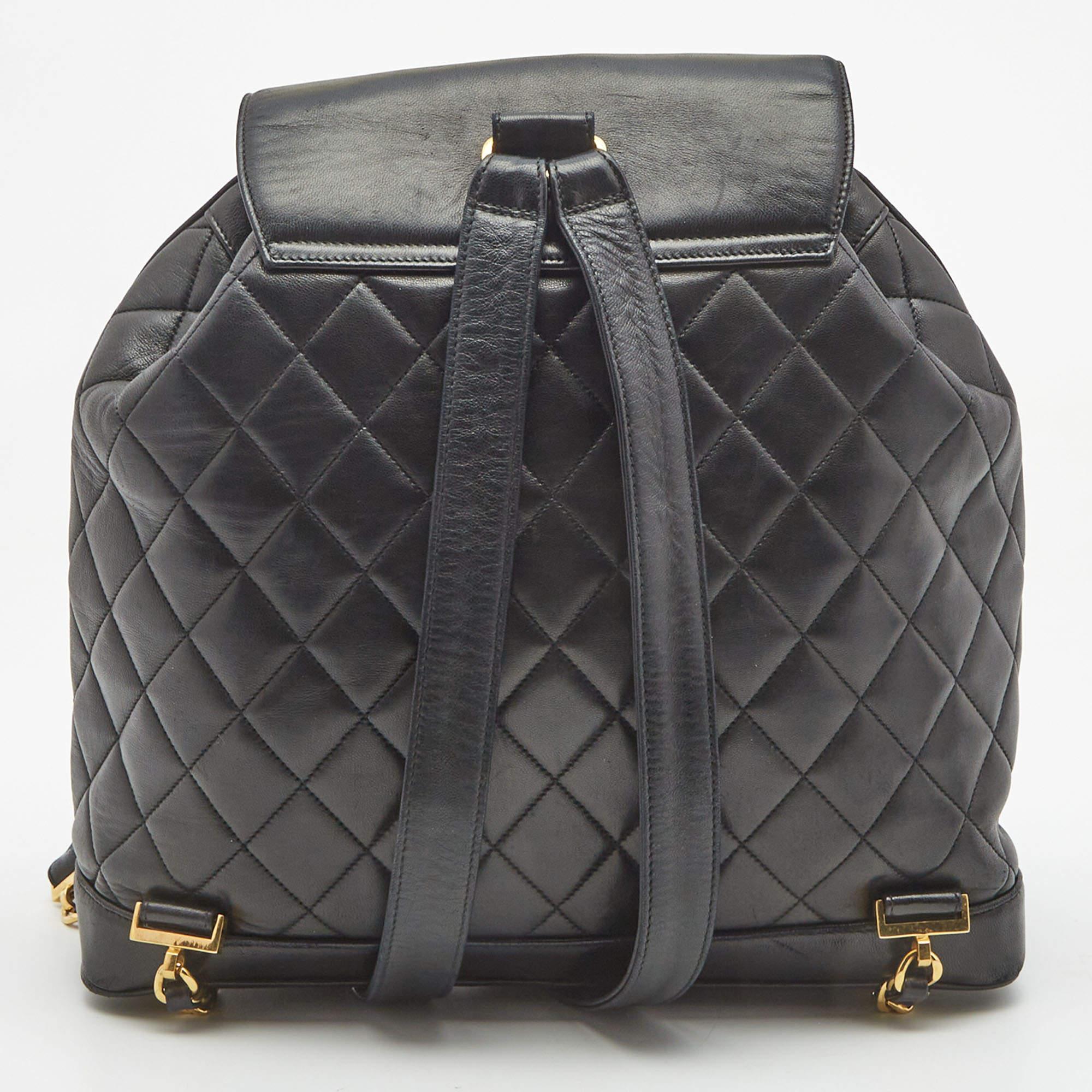Marqué par une fabrication impeccable et un attrait durable, ce sac à dos vintage Chanel pour femme est voué à être un accessoire polyvalent et durable. Il a une taille spacieuse.

Comprend : Sac à poussière original