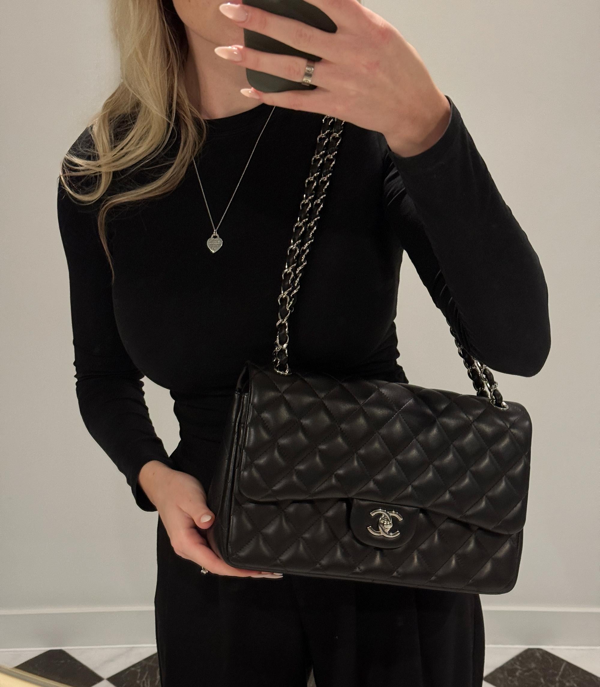 Chanel  Schwarze gesteppte Lammfell-Ledertasche Jumbo Classic Double Flap 

Details zum Produkt
Xupes Ref: CB1512
Marke: Chanel 
Modell: Jumbo Classic Tasche mit doppelter Klappe
Typ: Schultern
Seriennummer: 15817542
Alter: 2011
UVP: