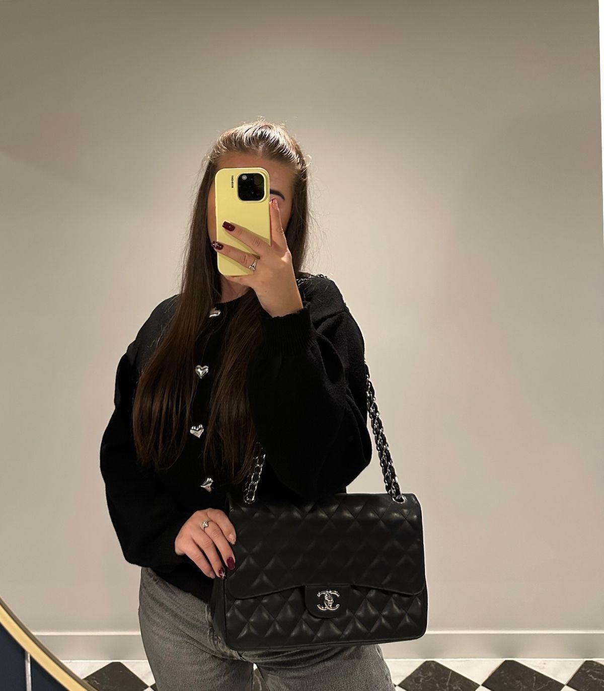 Chanel Bolso Jumbo Clásico Negro Acolchado Piel Cordero Doble Solapa 

Detalles del producto
Xupes Ref: CB1576
Marca: Chanel
Model No: Bolsa Jumbo Clásica Doble Solapa
Tipo: Hombro, Crossbody
Número de serie: 18912835
Edad: 2014
PVP: