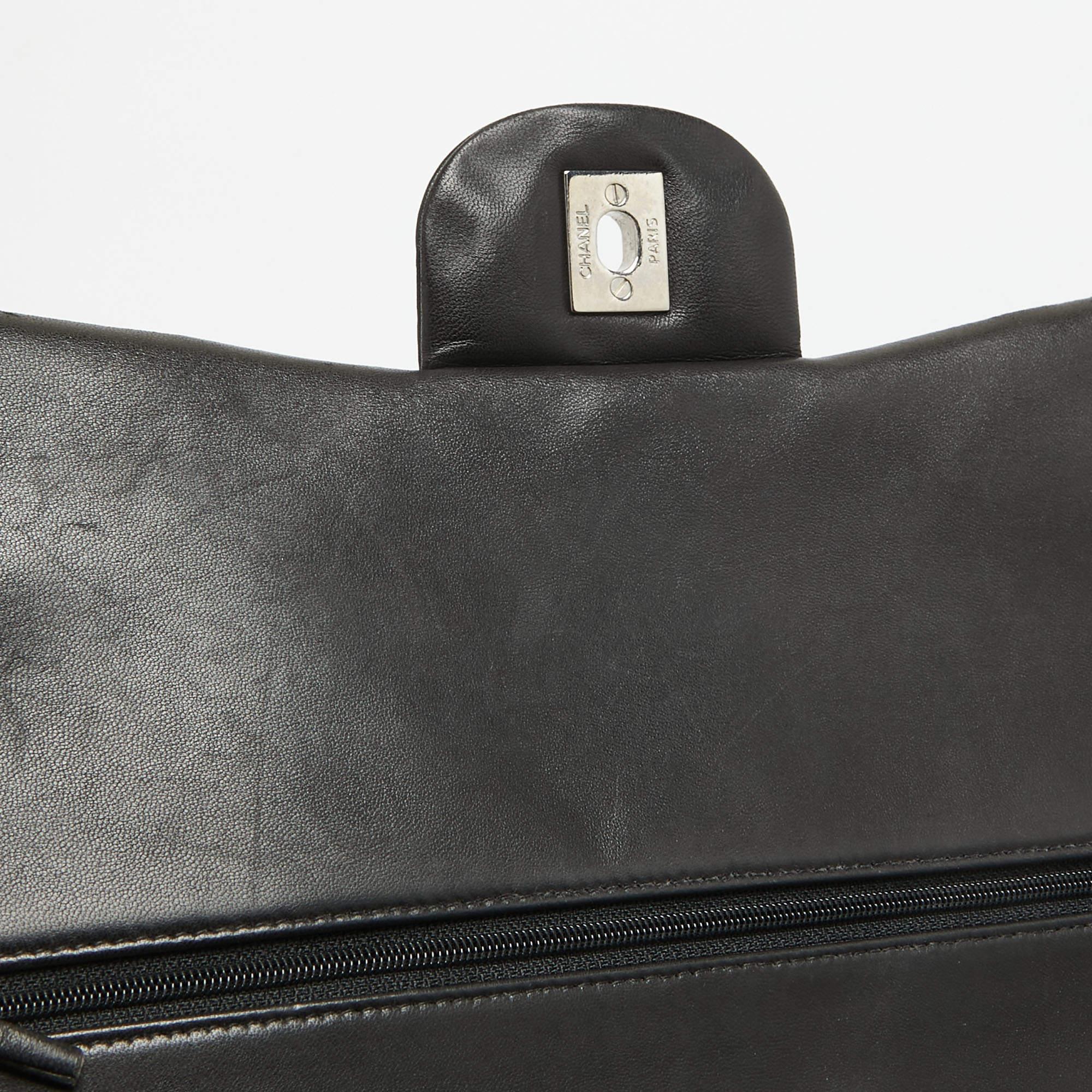 Chanel Schwarze Maxi Classic Double Flap Tasche aus gestepptem Lammfell und Leder im Angebot 6