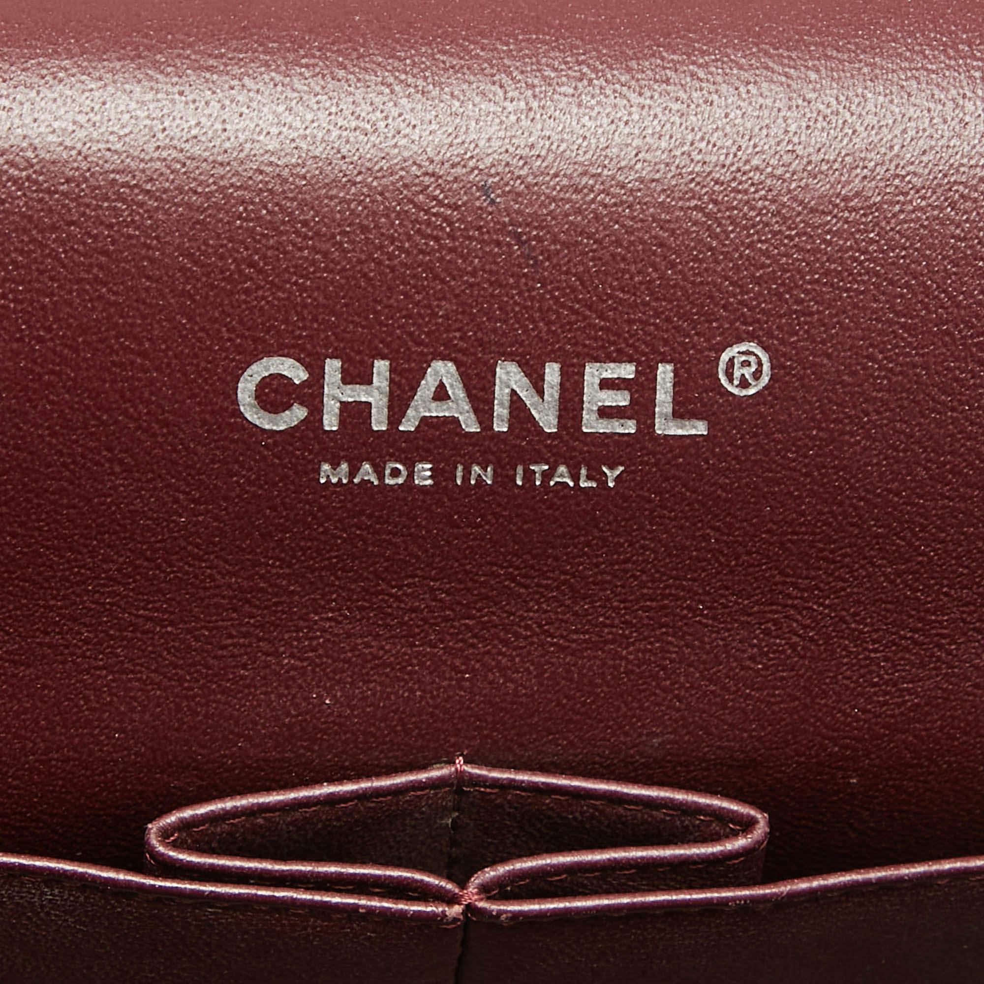 Chanel Schwarze Maxi Classic Double Flap Tasche aus gestepptem Lammfell und Leder im Angebot 10