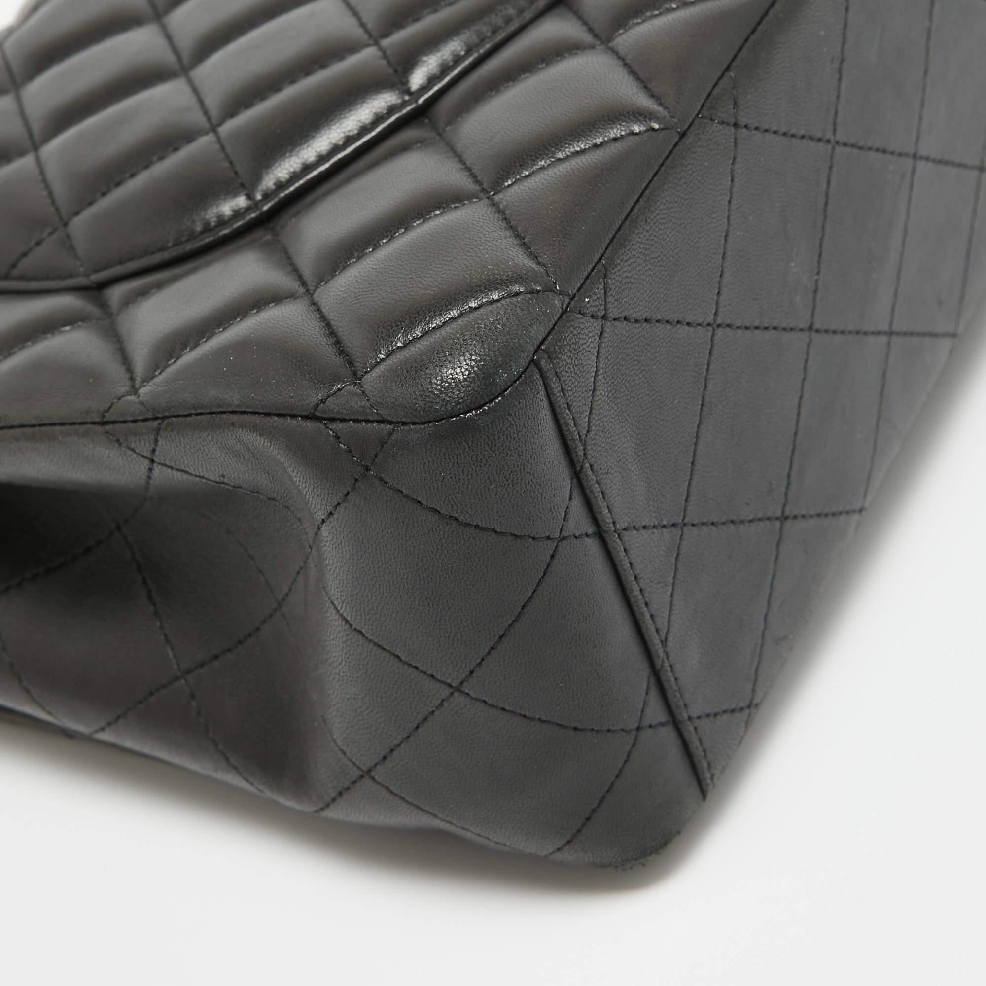 Chanel Schwarze Maxi Classic Double Flap Tasche aus gestepptem Lammfell und Leder im Angebot 15