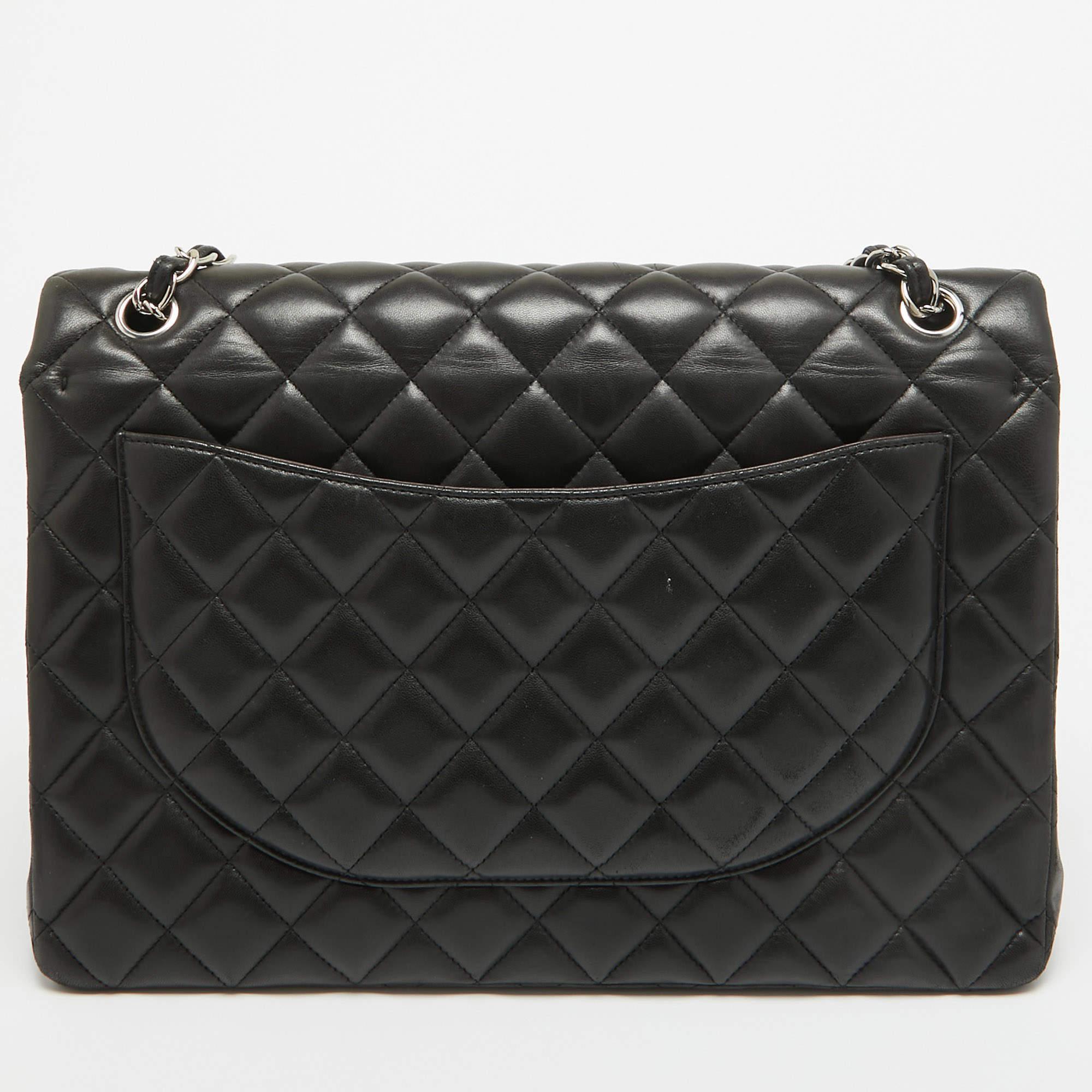 Diese schwarze Tasche von Chanel ist ein Beispiel für die feinen Entwürfe der Marke, die gekonnt verarbeitet werden und einen klassischen Charme versprühen. Es handelt sich um eine funktionelle Kreation mit einer gehobenen Ausstrahlung.

Enthält: