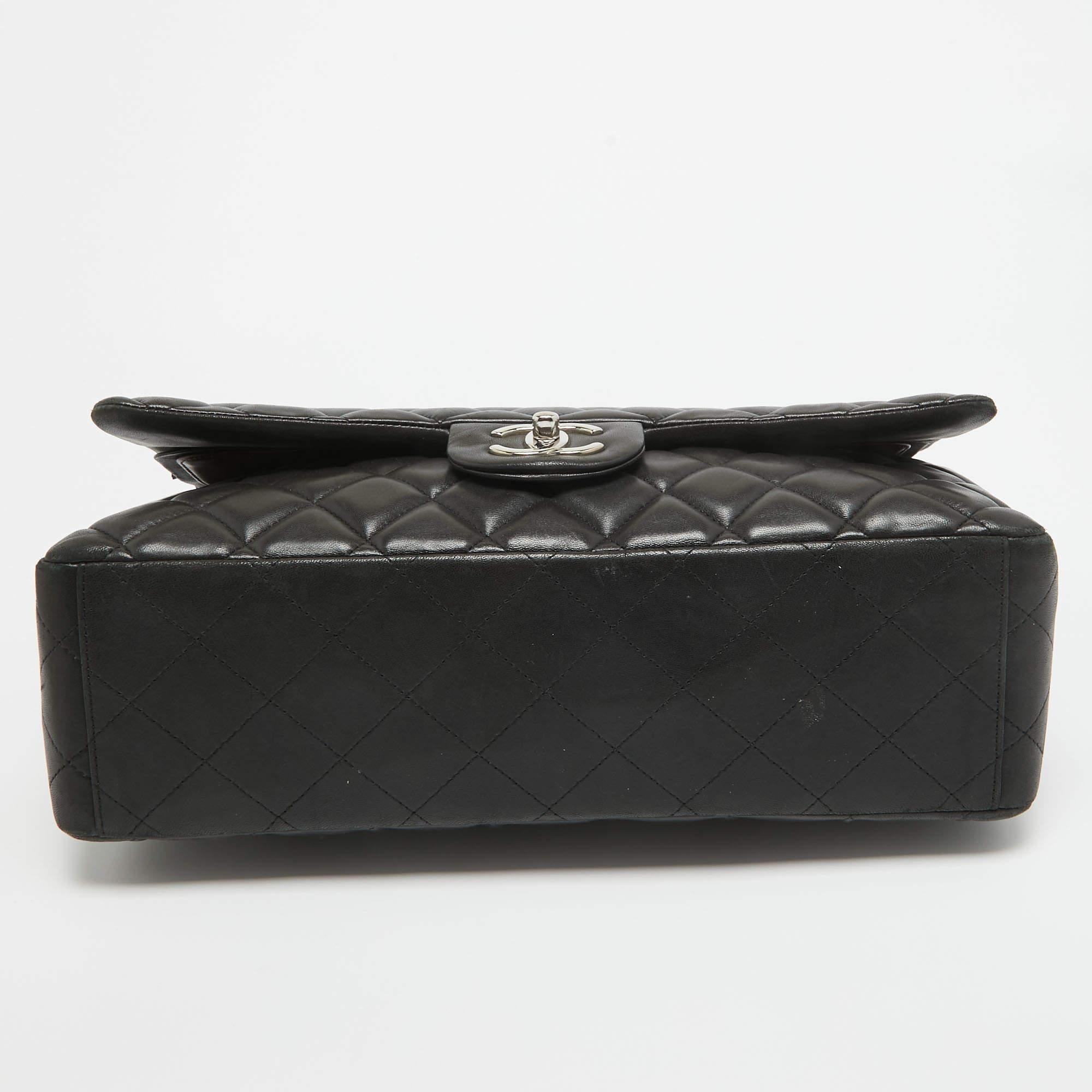 Chanel Schwarze Maxi Classic Double Flap Tasche aus gestepptem Lammfell und Leder Damen im Angebot