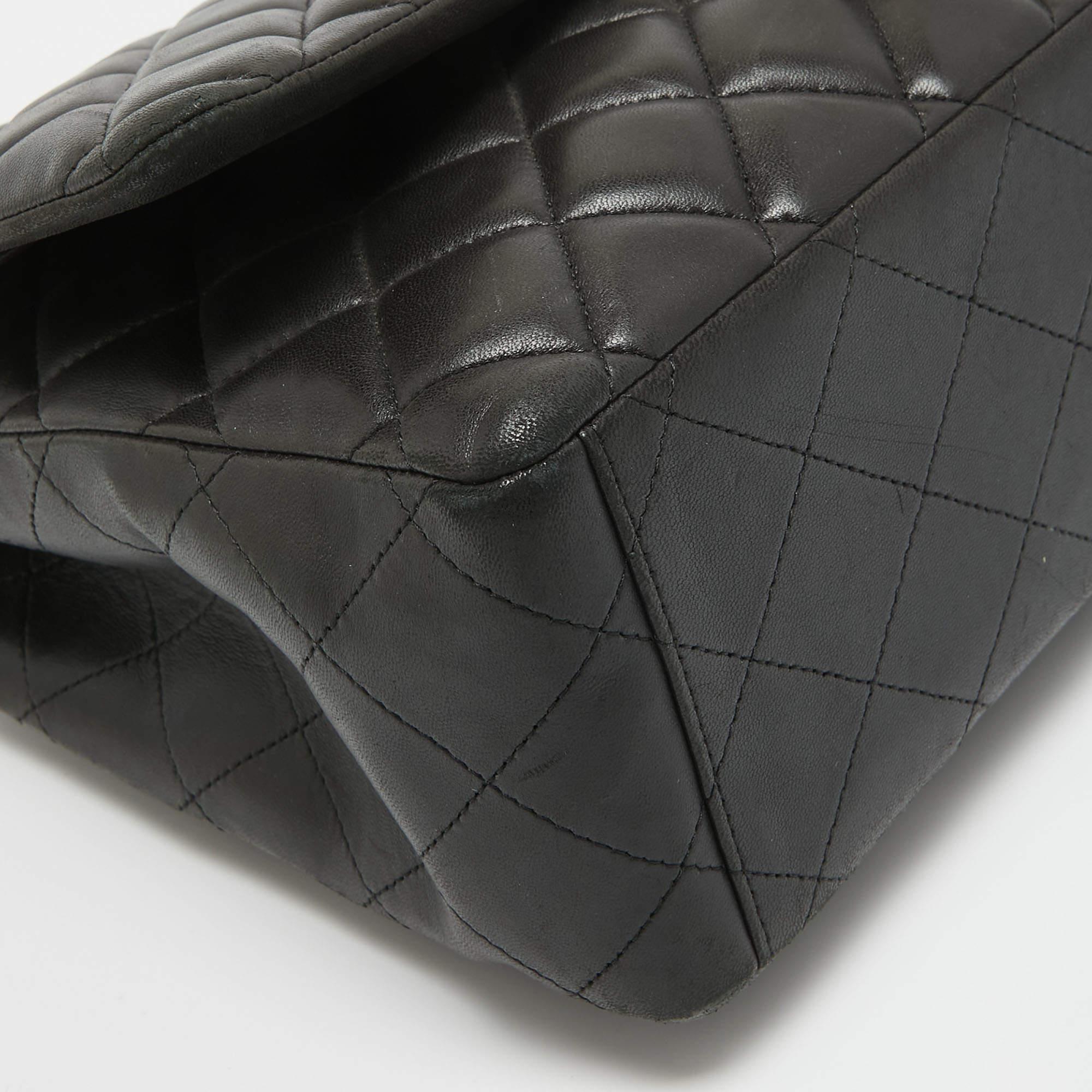 Chanel Schwarze Maxi Classic Double Flap Tasche aus gestepptem Lammfell und Leder im Angebot 2