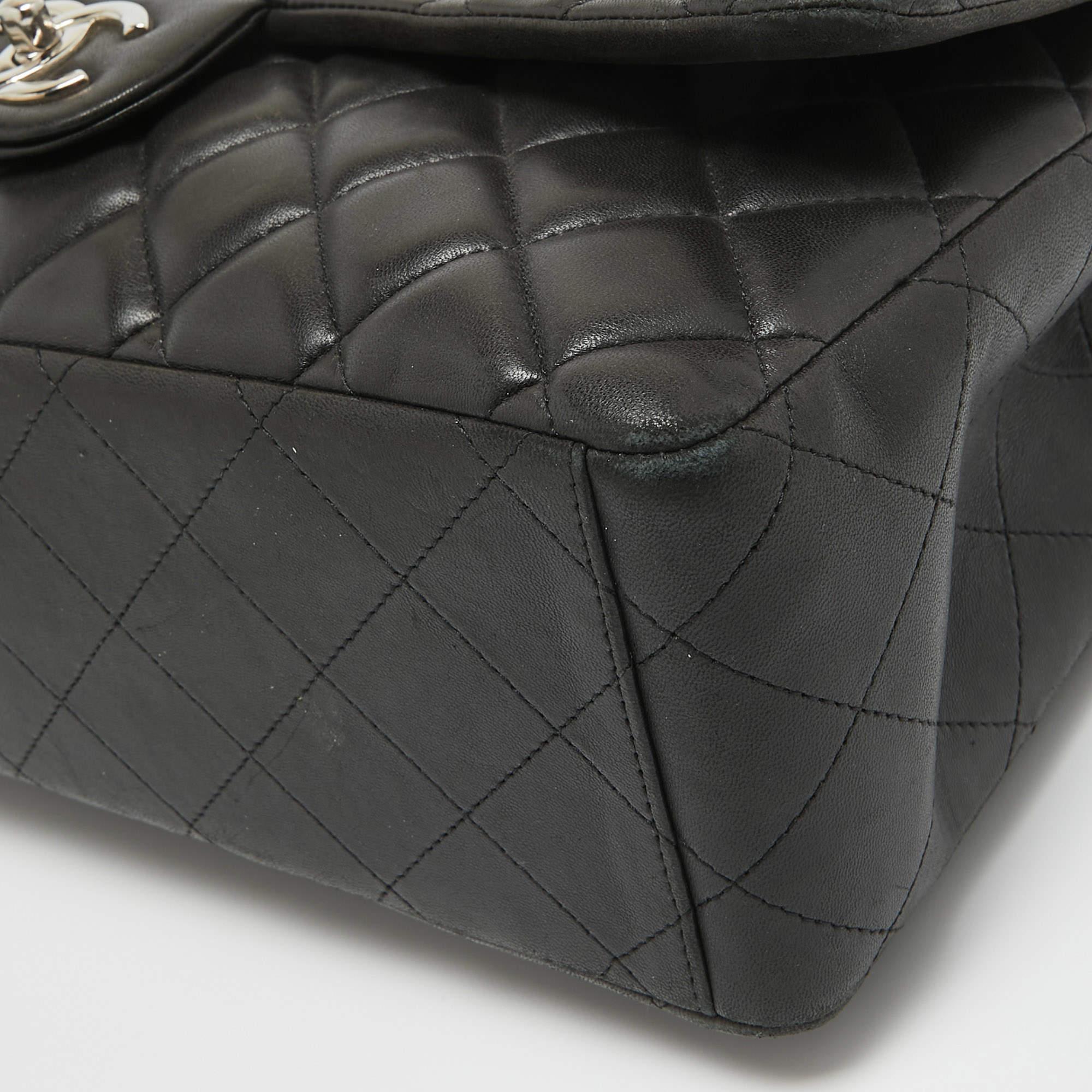 Chanel Schwarze Maxi Classic Double Flap Tasche aus gestepptem Lammfell und Leder im Angebot 3