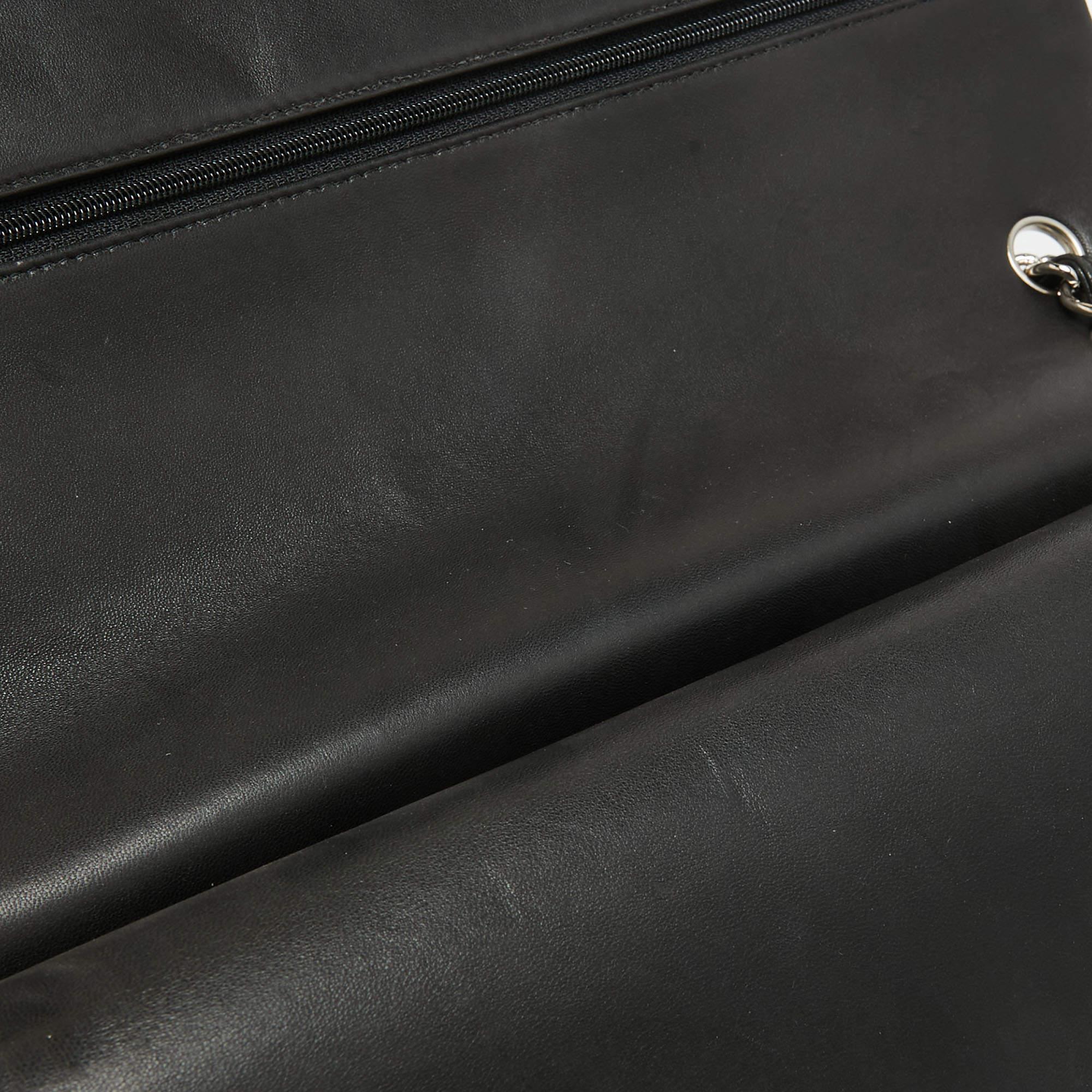 Chanel Schwarze Maxi Classic Double Flap Tasche aus gestepptem Lammfell und Leder im Angebot 5