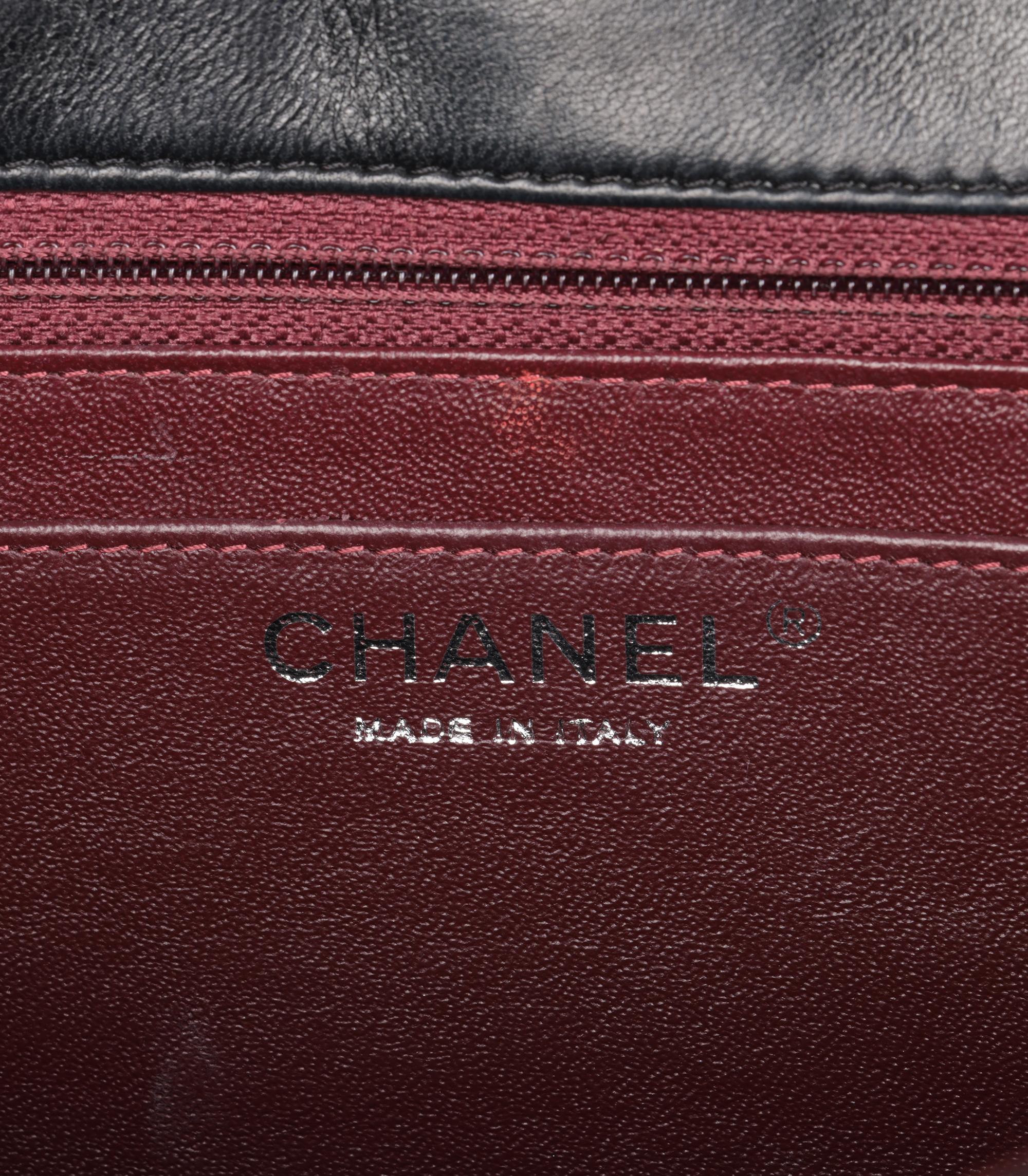 Chanel - Sac à main classique à rabat unique en cuir d'agneau matelassé - noir en vente 5