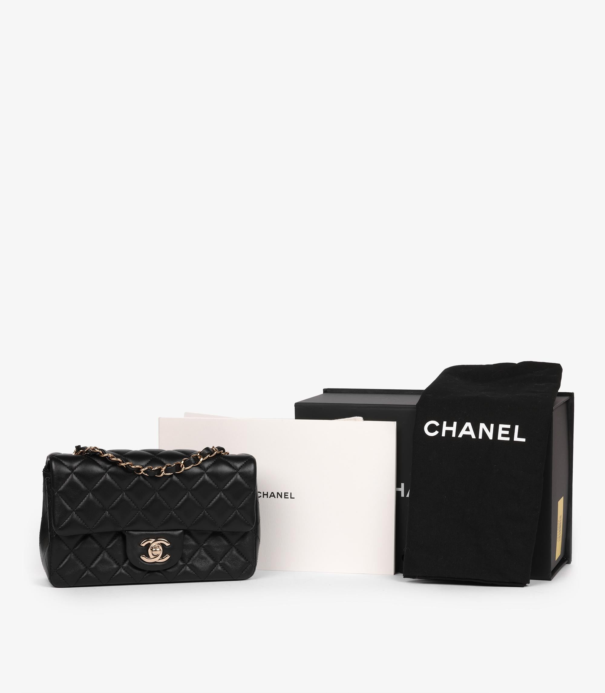 Chanel  Mini bolso rectangular con solapa de piel de cordero acolchada negra en venta 6
